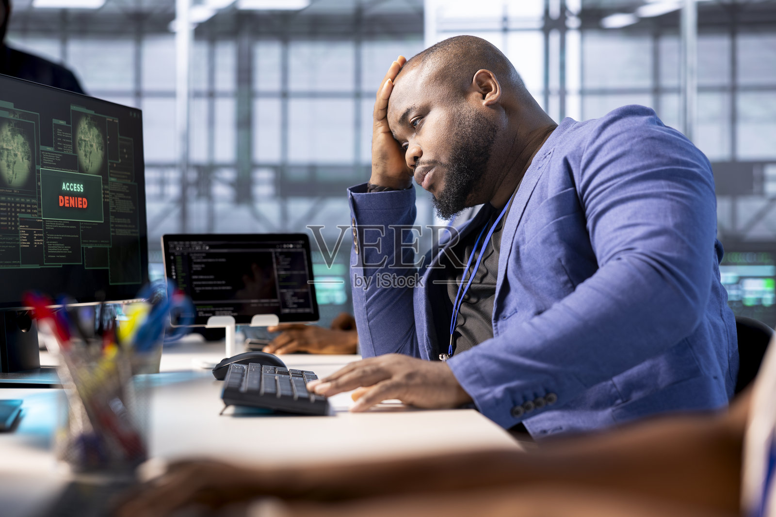 在数据中心感到恼火的工程师在电脑屏幕上收到访问被拒绝的通知照片摄影图片