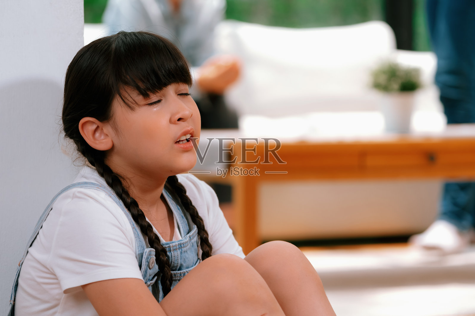 感到压力和不快乐的年轻女孩躲避家庭暴力。照片摄影图片