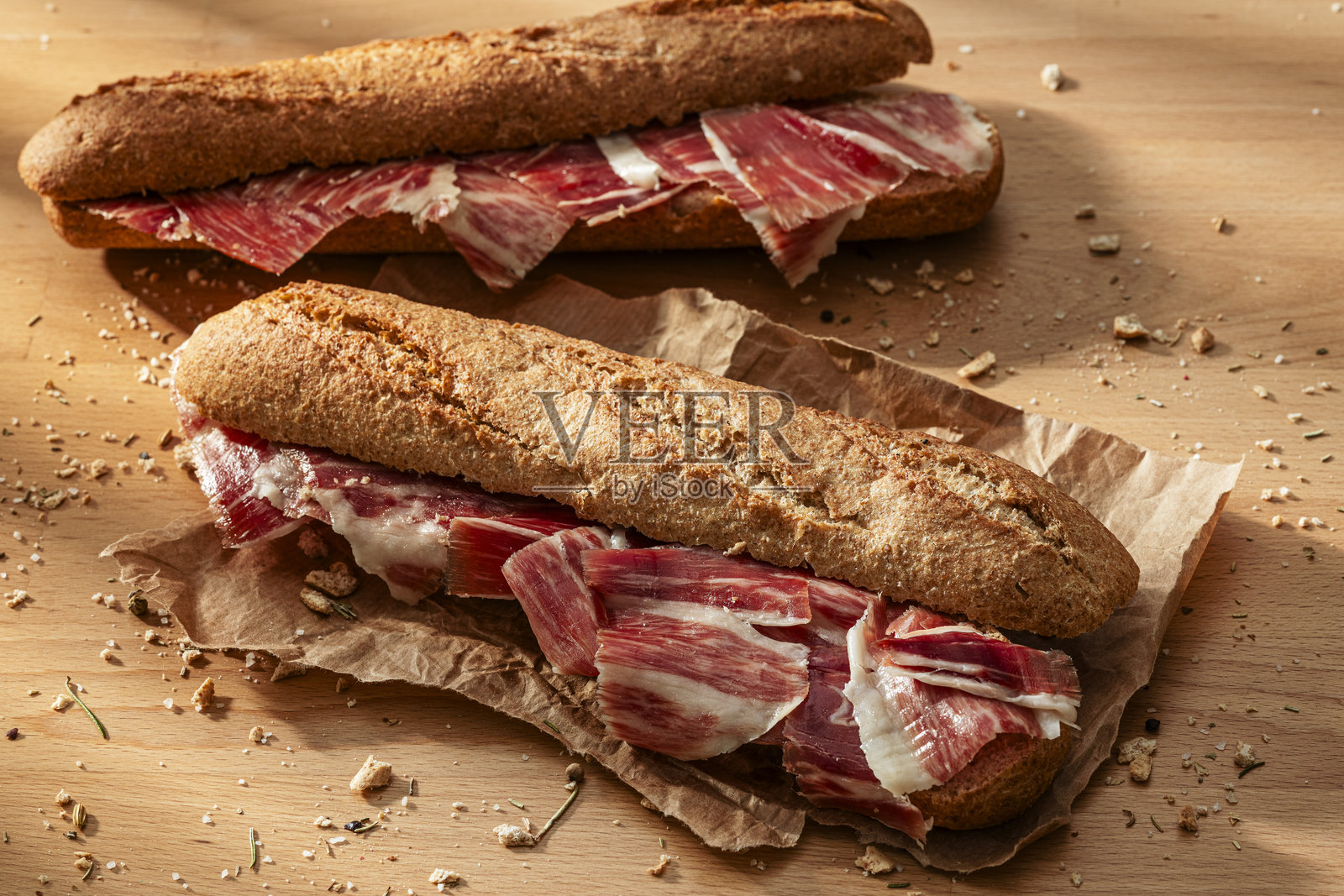 西班牙美食：两份伊比利亚火腿三明治放在木桌上照片摄影图片