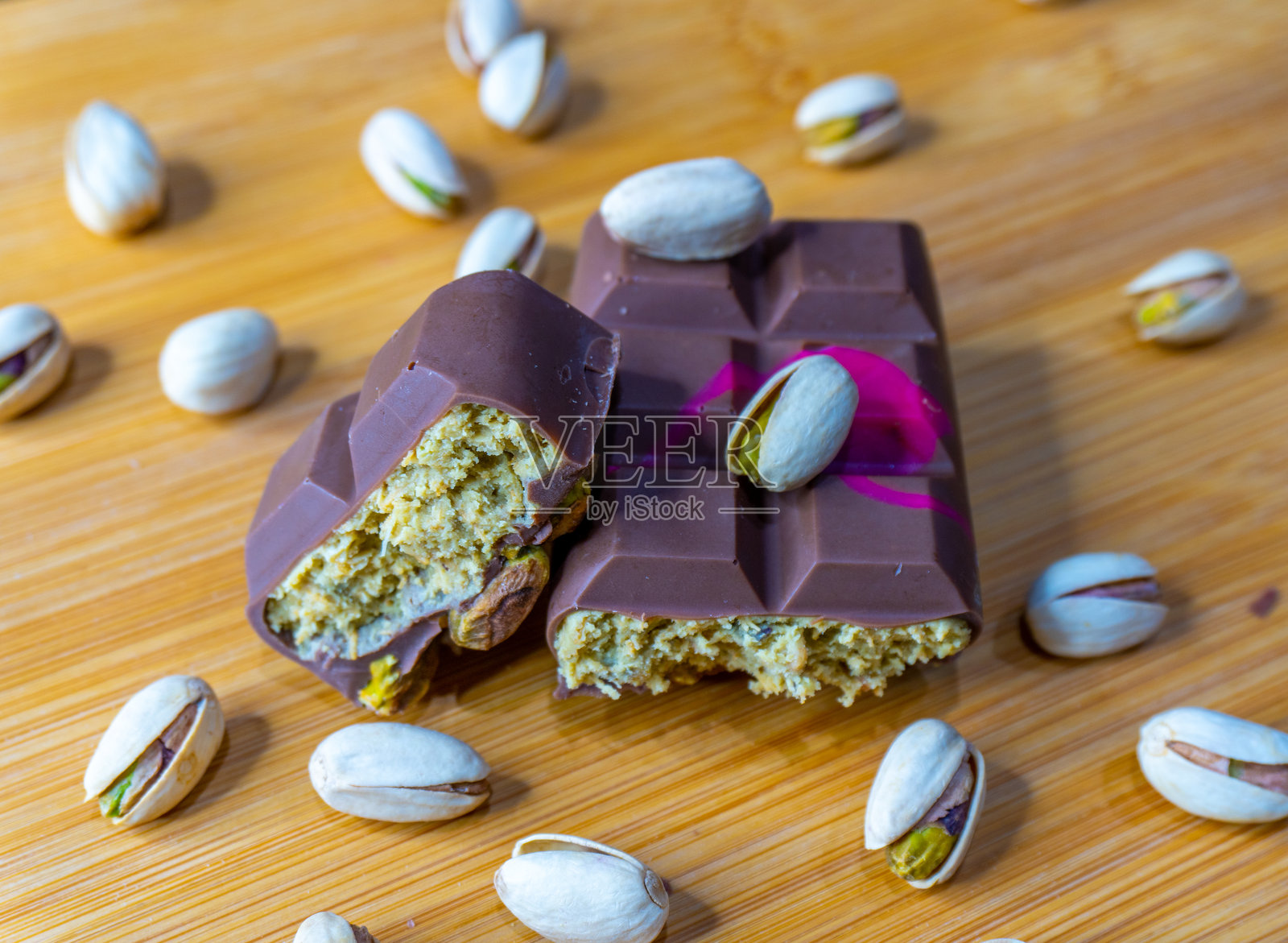 迪拜巧克力棒配绿卡达伊夫和开心果酱，搭配开心果坚果特写照片摄影图片