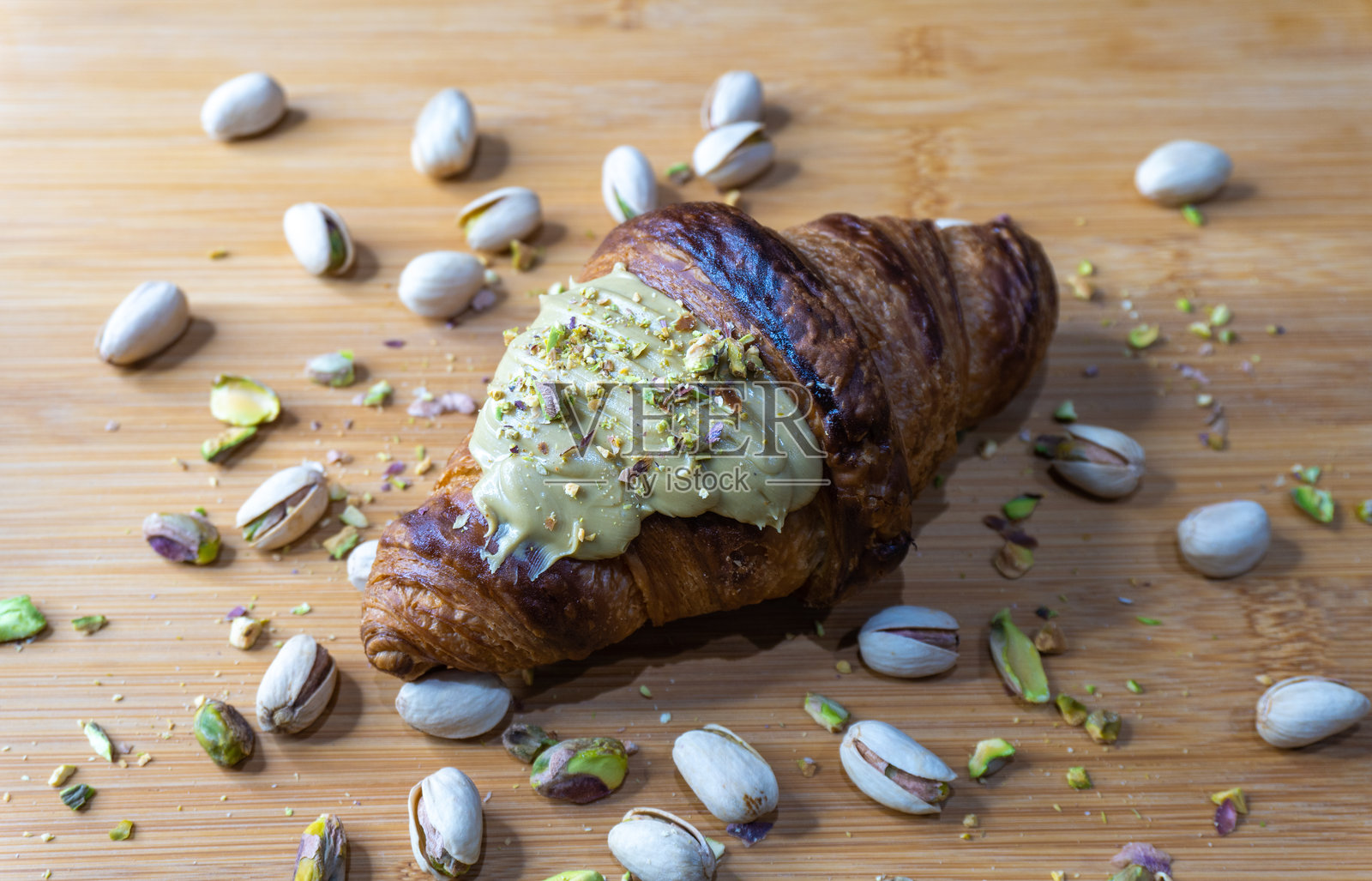 迪拜巧克力夹心可颂面包照片摄影图片