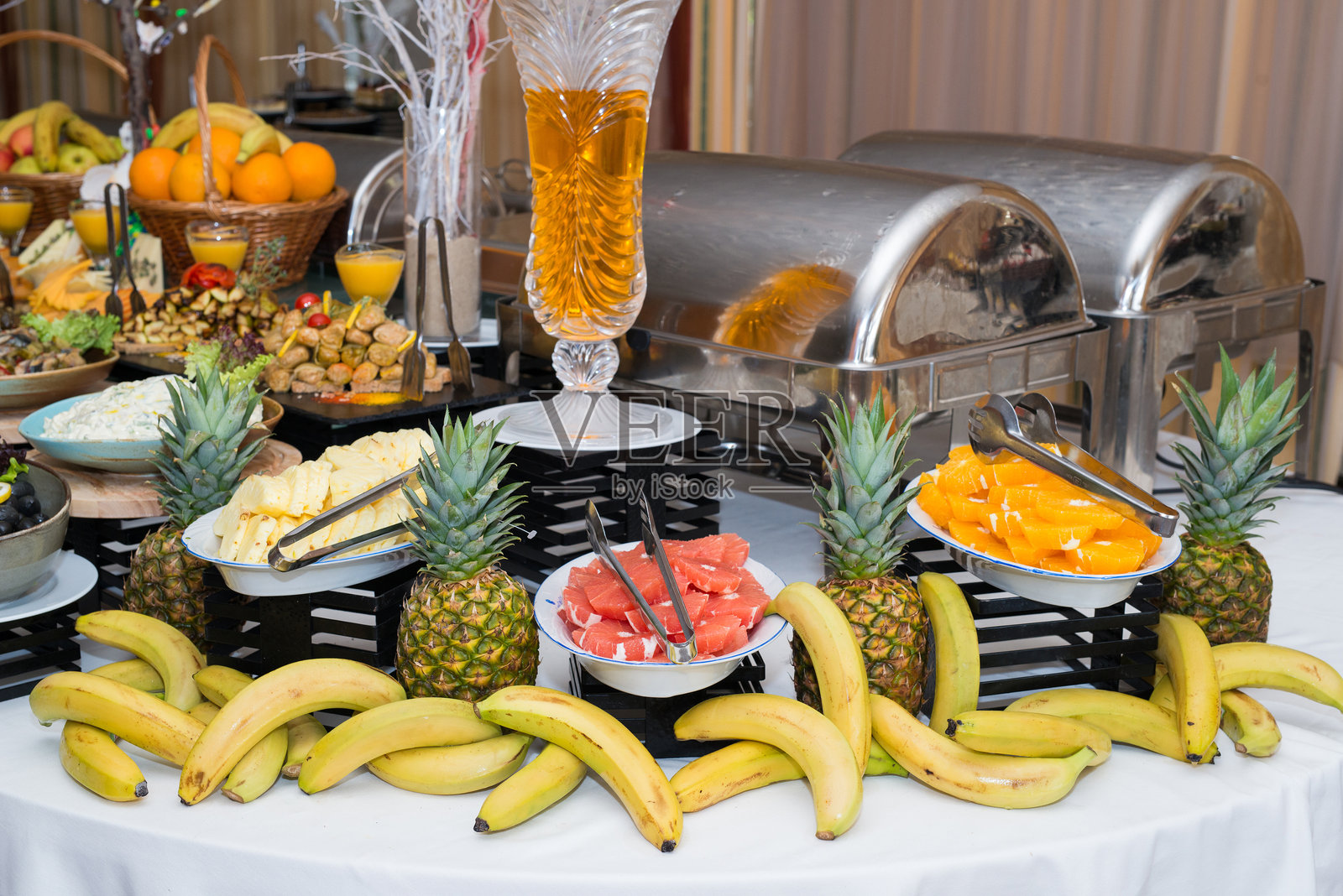 节日小吃，餐饮服务。各种小吃。沙拉和自助餐菜肴的组合。肉类、鱼类、奶酪、沙拉、水果和蔬菜、酱汁和开胃小菜，适合庆祝节日活动。照片摄影图片
