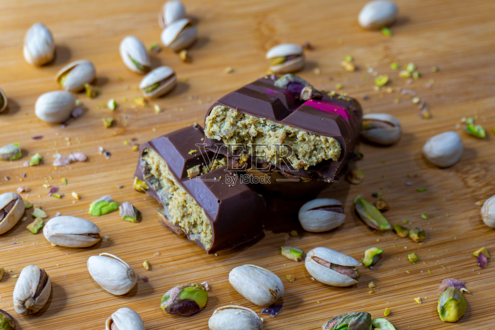 迪拜巧克力棒配绿卡达伊夫和开心果酱，搭配开心果坚果特写照片摄影图片