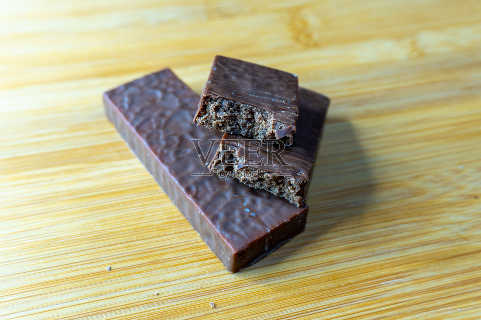 桌子上的切割蛋白棒照片摄影图片