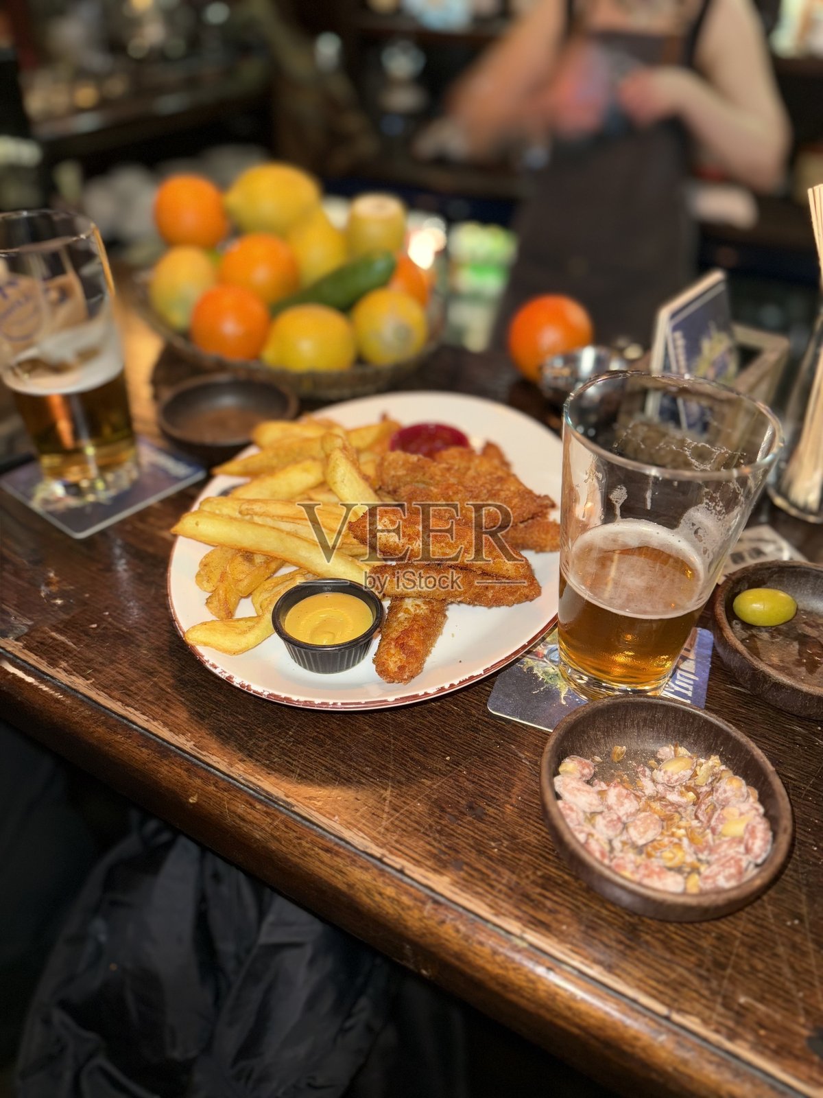 酒吧餐厅的快餐套餐，包含鸡肉条和土豆照片摄影图片