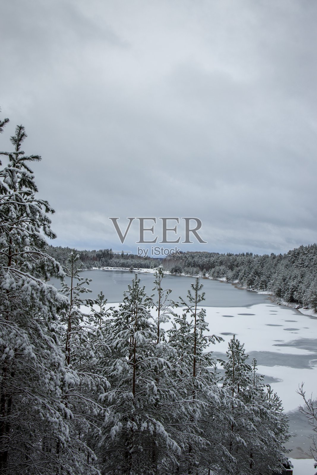 被冬季森林环绕的雪覆盖湖泊。拉脱维亚杜布卡尔尼采石场照片摄影图片