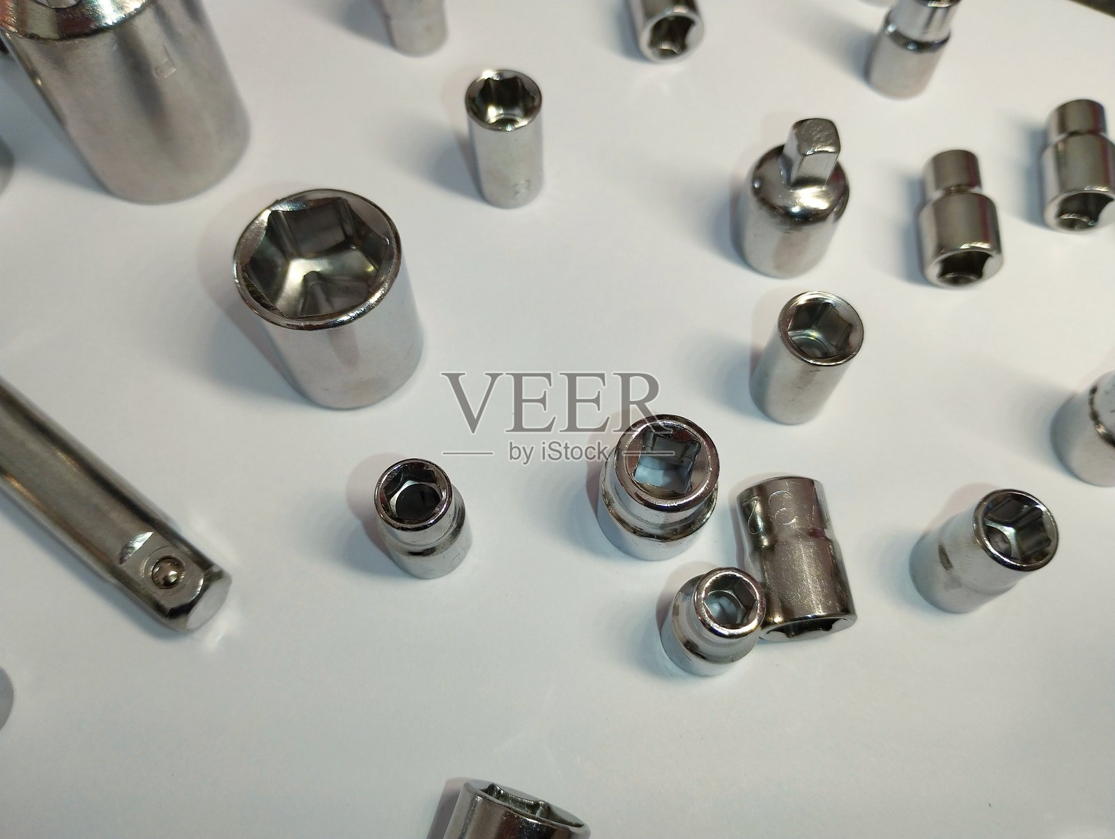 不同尺寸的金属扳手孤立在白色背景上。工业和修理主题。背景中有手动工具。照片摄影图片