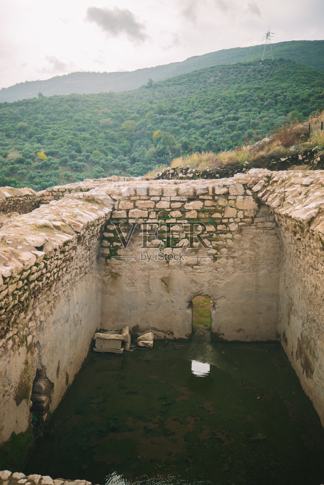 土耳其伊兹密尔的古城大都会遗址，展示了寺庙、浴场和剧院的遗迹照片摄影图片