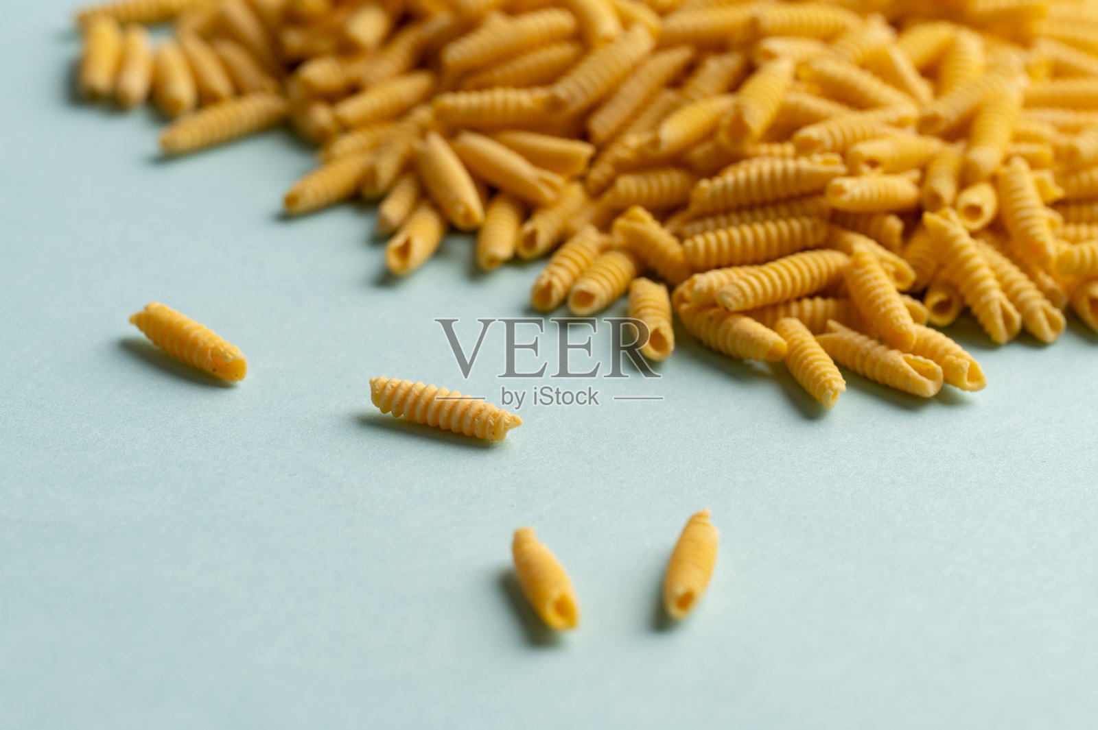 生的撒丁岛小饺子面条散落在柔和的背景上照片摄影图片