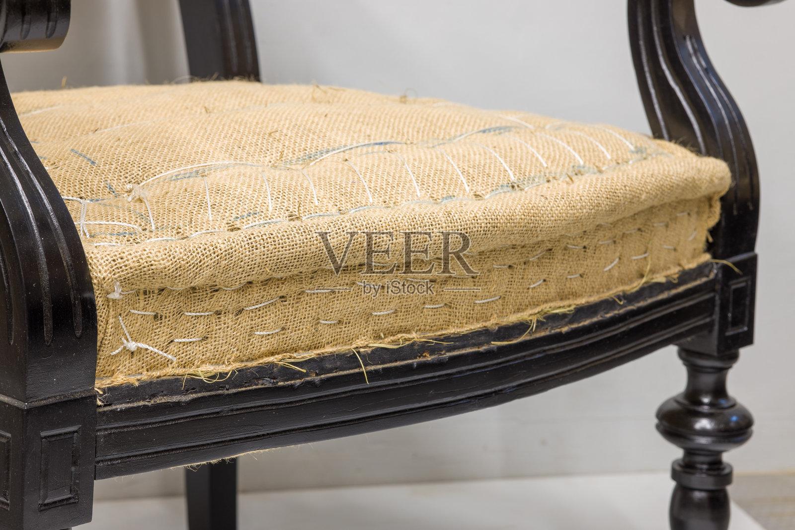 一把旧式或古董椅子或沙发的框架，缺少了 upholstery。照片摄影图片