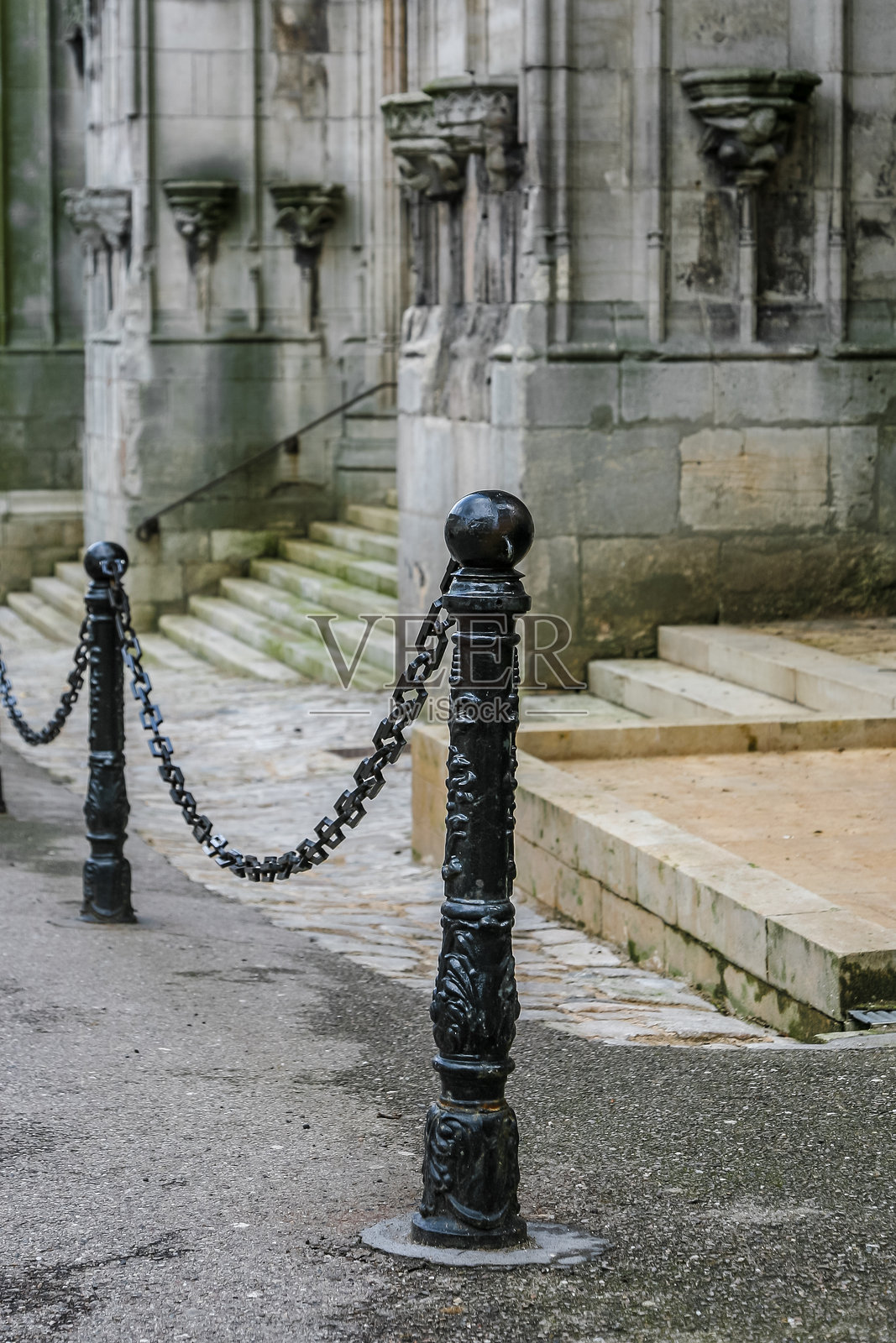 在法国南希，一道链环围栏连接着一根金属杆。照片摄影图片