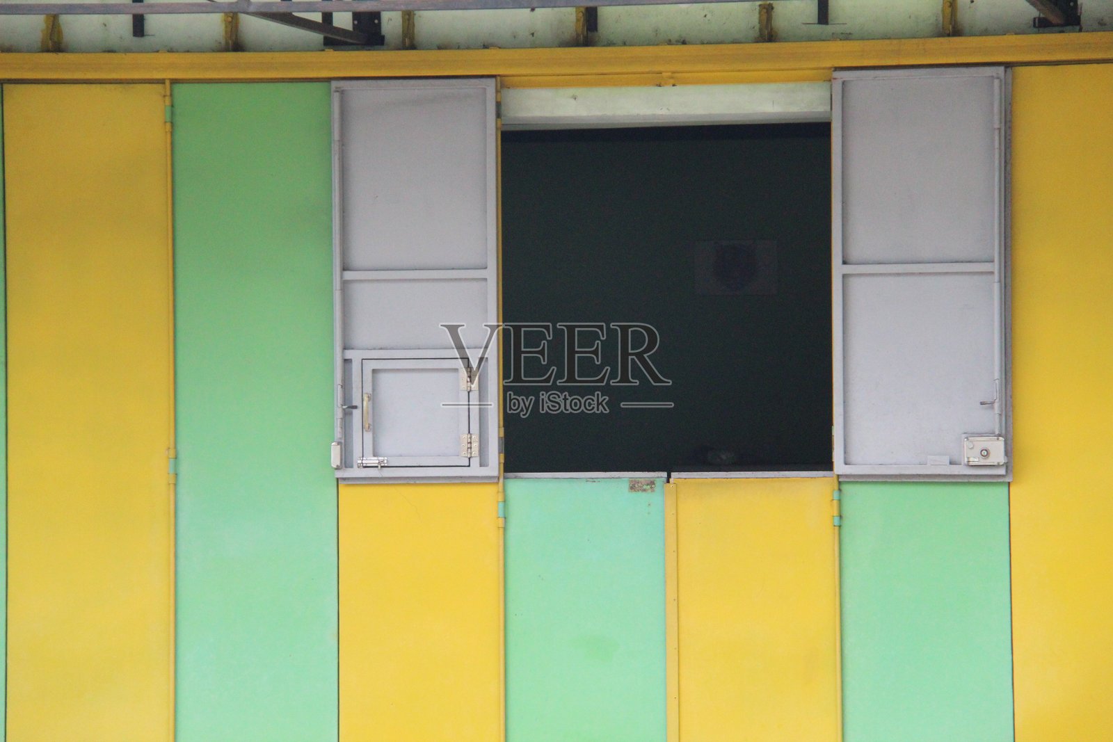 一扇带有垂直隔断的窗户，背景色彩鲜艳照片摄影图片