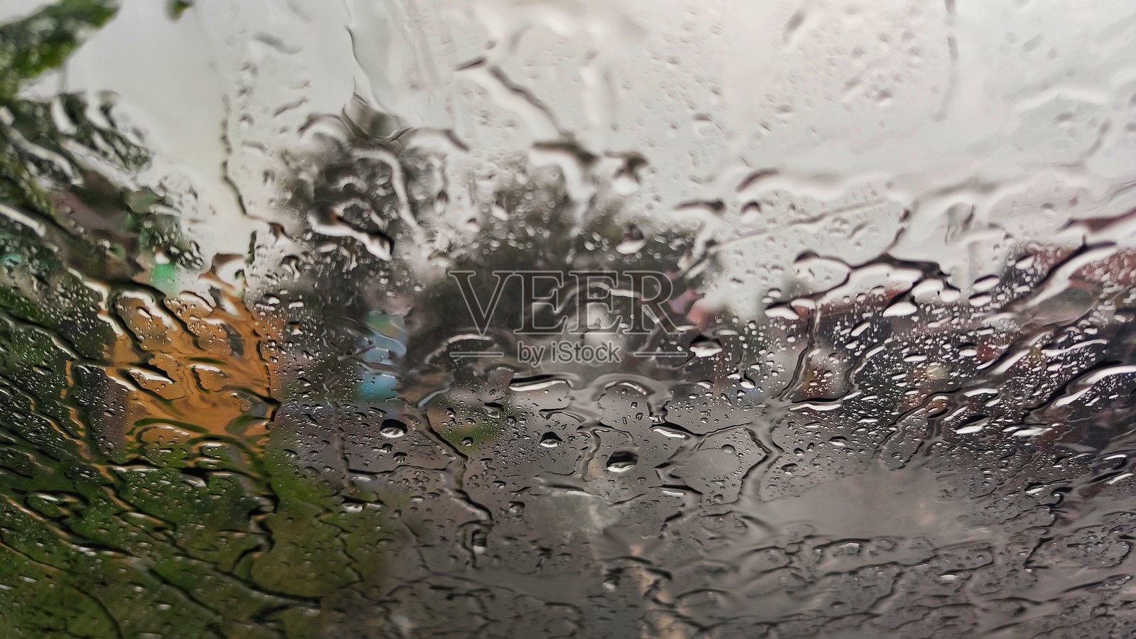 车窗上的雨滴与模糊的背景照片摄影图片