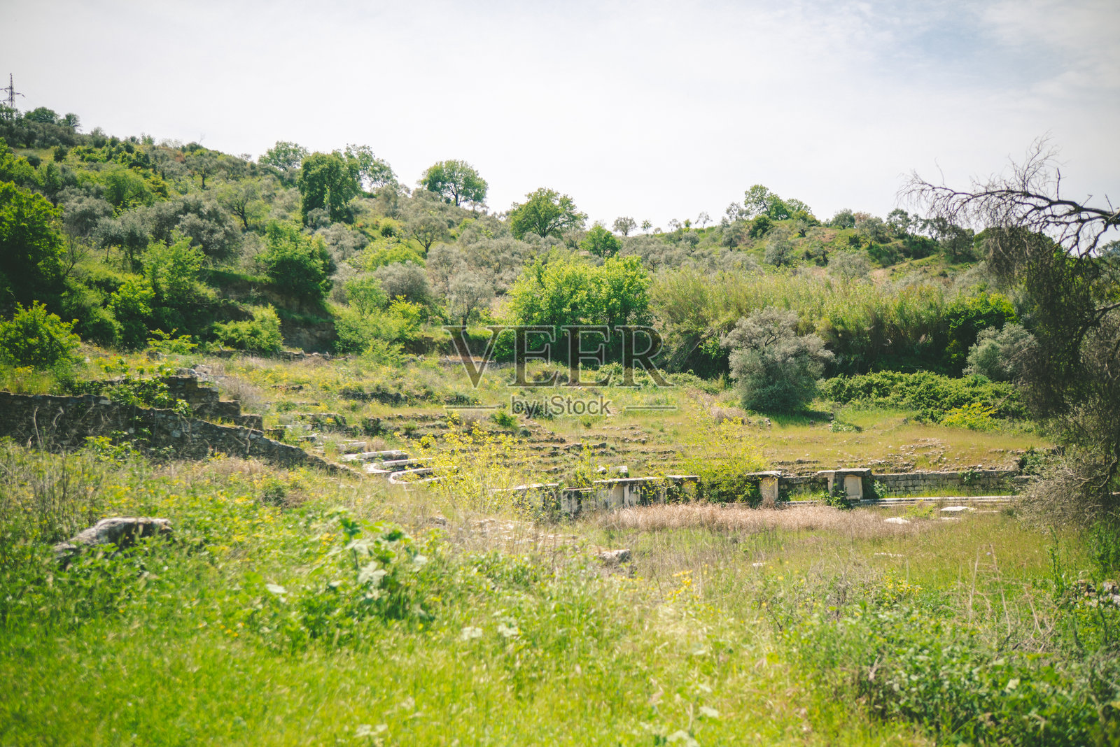 土耳其艾登的古城马格尼西亚遗址，展示了寺庙、剧院和石结构的遗迹照片摄影图片