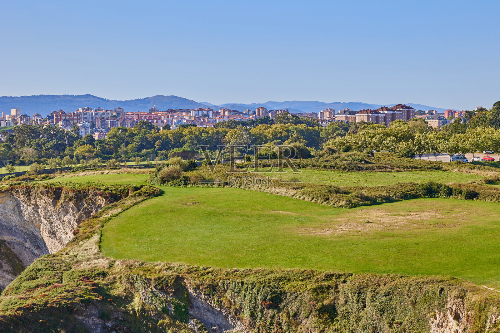 从卡博梅约灯塔的观景点俯瞰西班牙桑坦德市的风景照片摄影图片