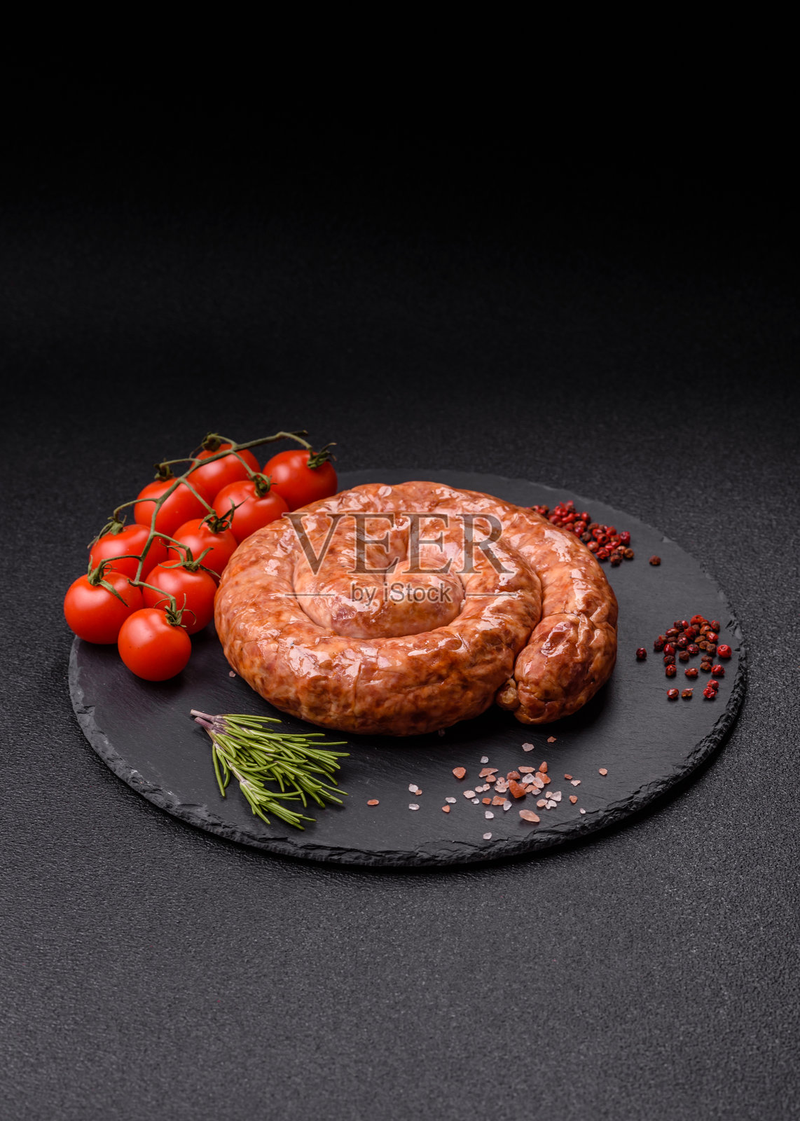 美味的自制香肠，呈蜗牛或螺旋形状照片摄影图片