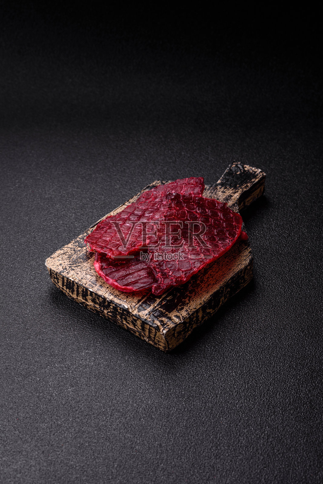 干牛肉片，牛肉干，樱桃或梅子味，盐和香料照片摄影图片