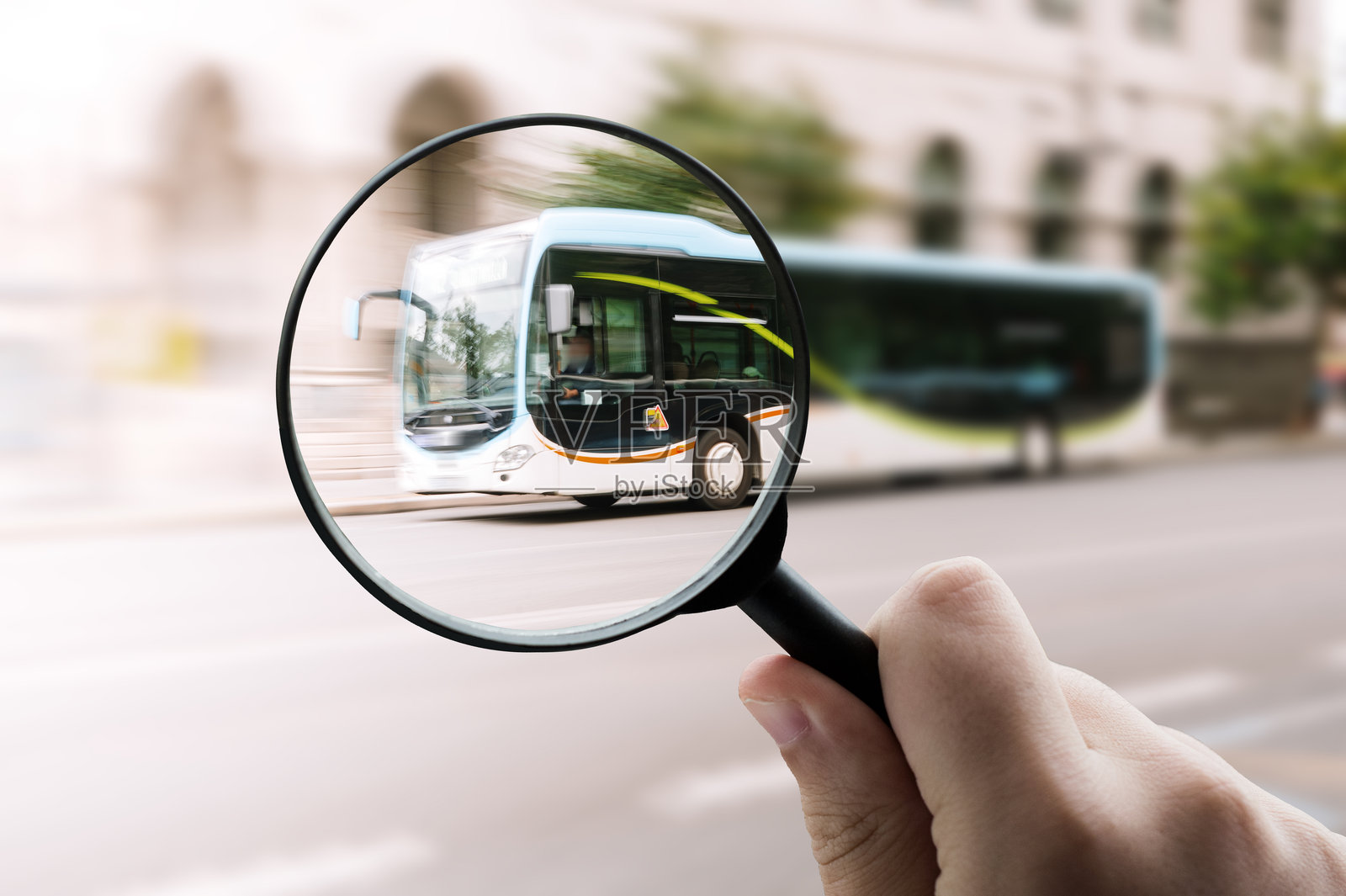 聚焦于城市公交车照片摄影图片