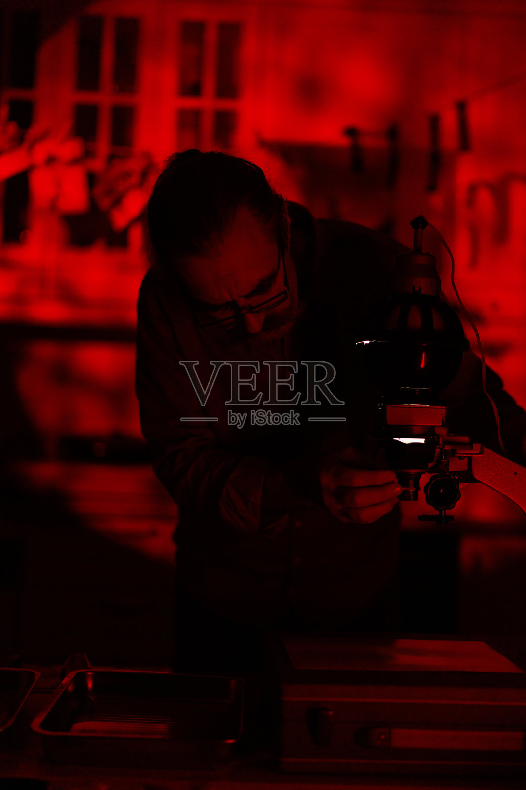 在暗房中冲洗照片照片摄影图片