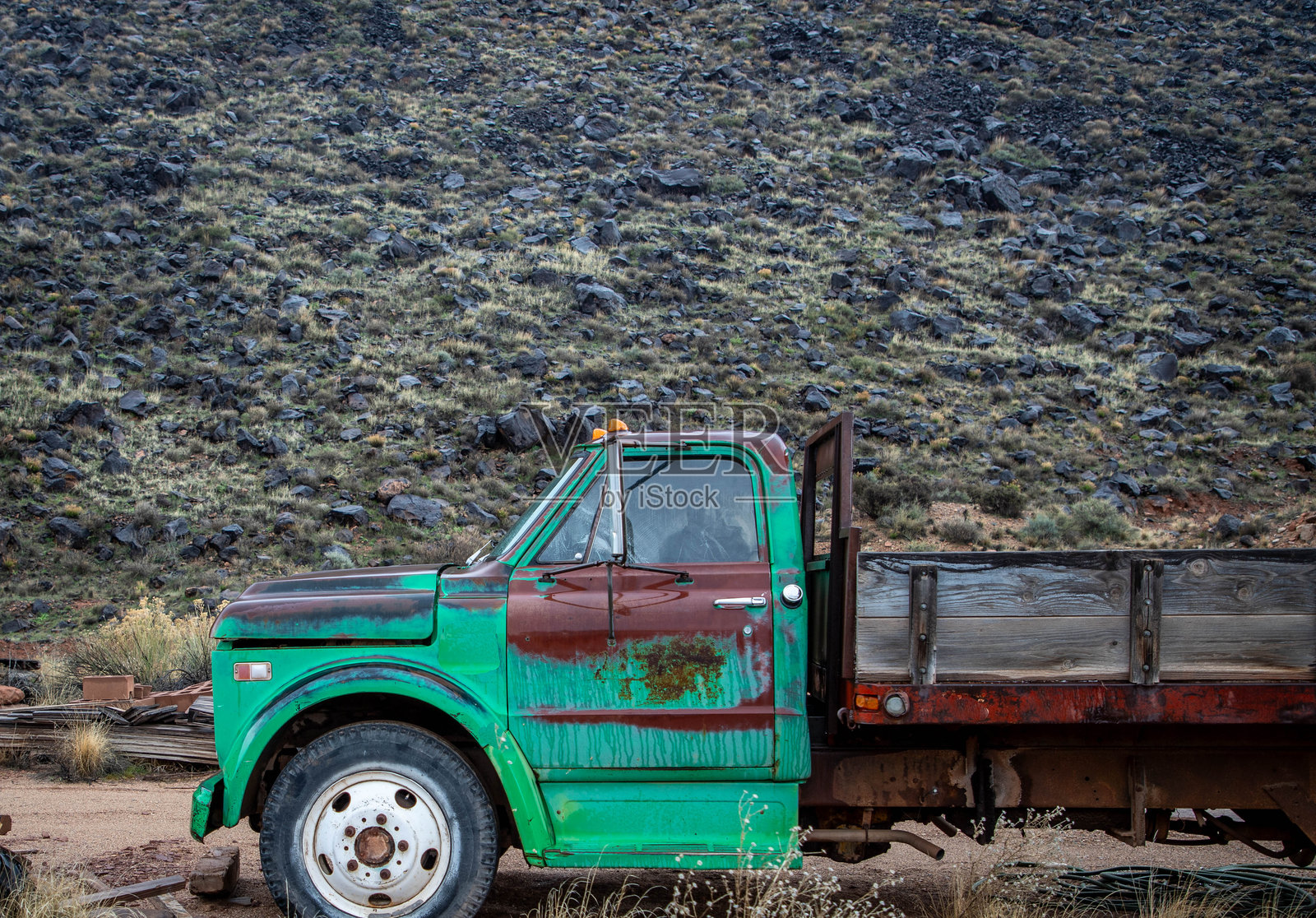 在犹他州乡村遗弃的卡车照片摄影图片