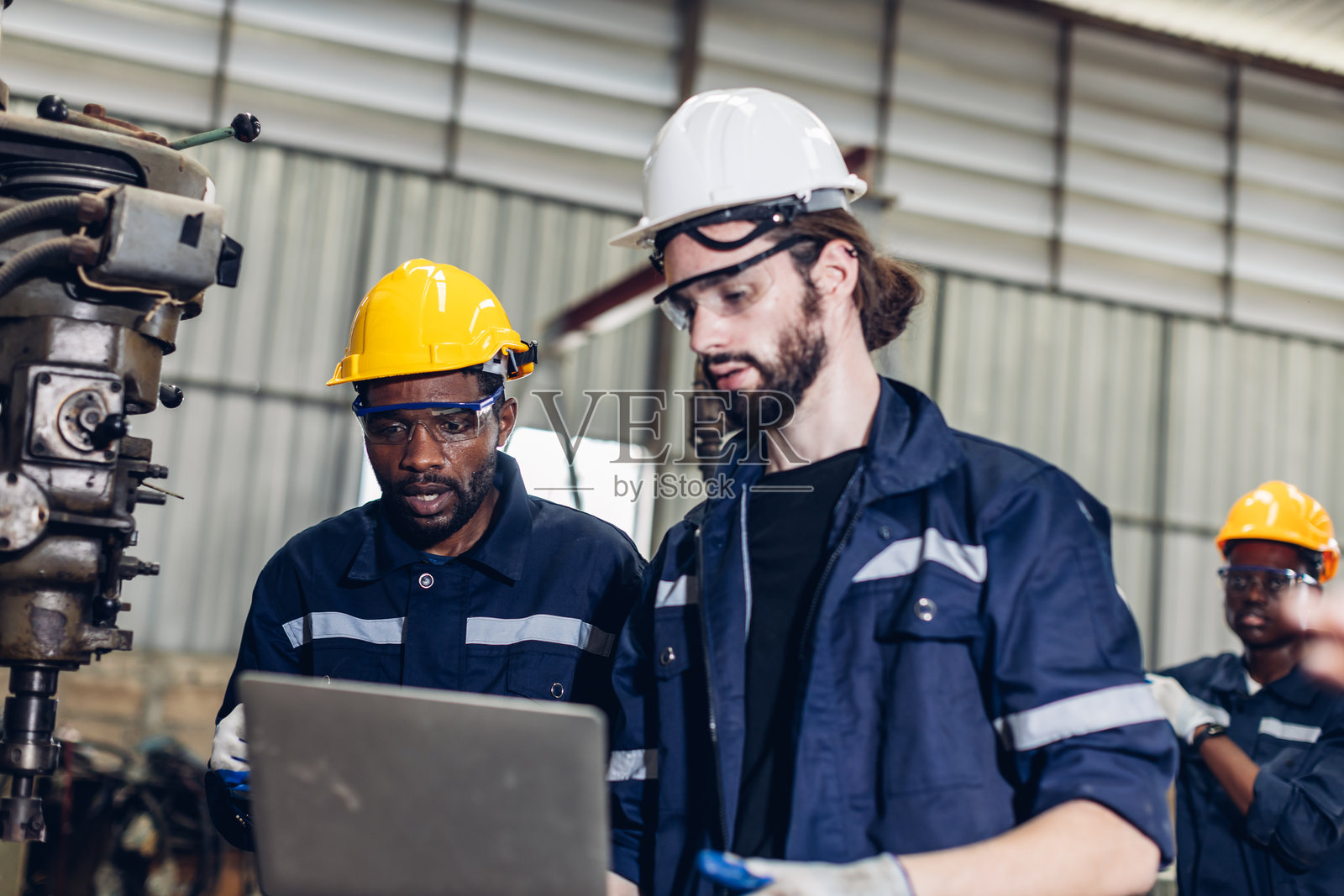 工人在工厂现场检查机器或产品。工头或技术员在工厂检查材料或机器。重工业工厂概念。照片摄影图片