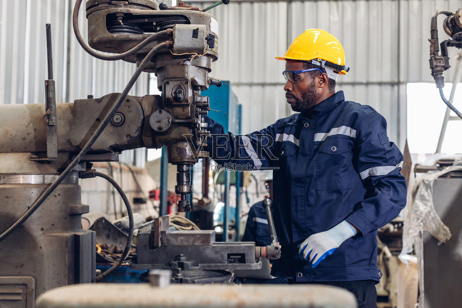 工人在工厂现场检查机器或产品。工头或技术员在工厂检查材料或机器。重工业工厂概念。照片摄影图片