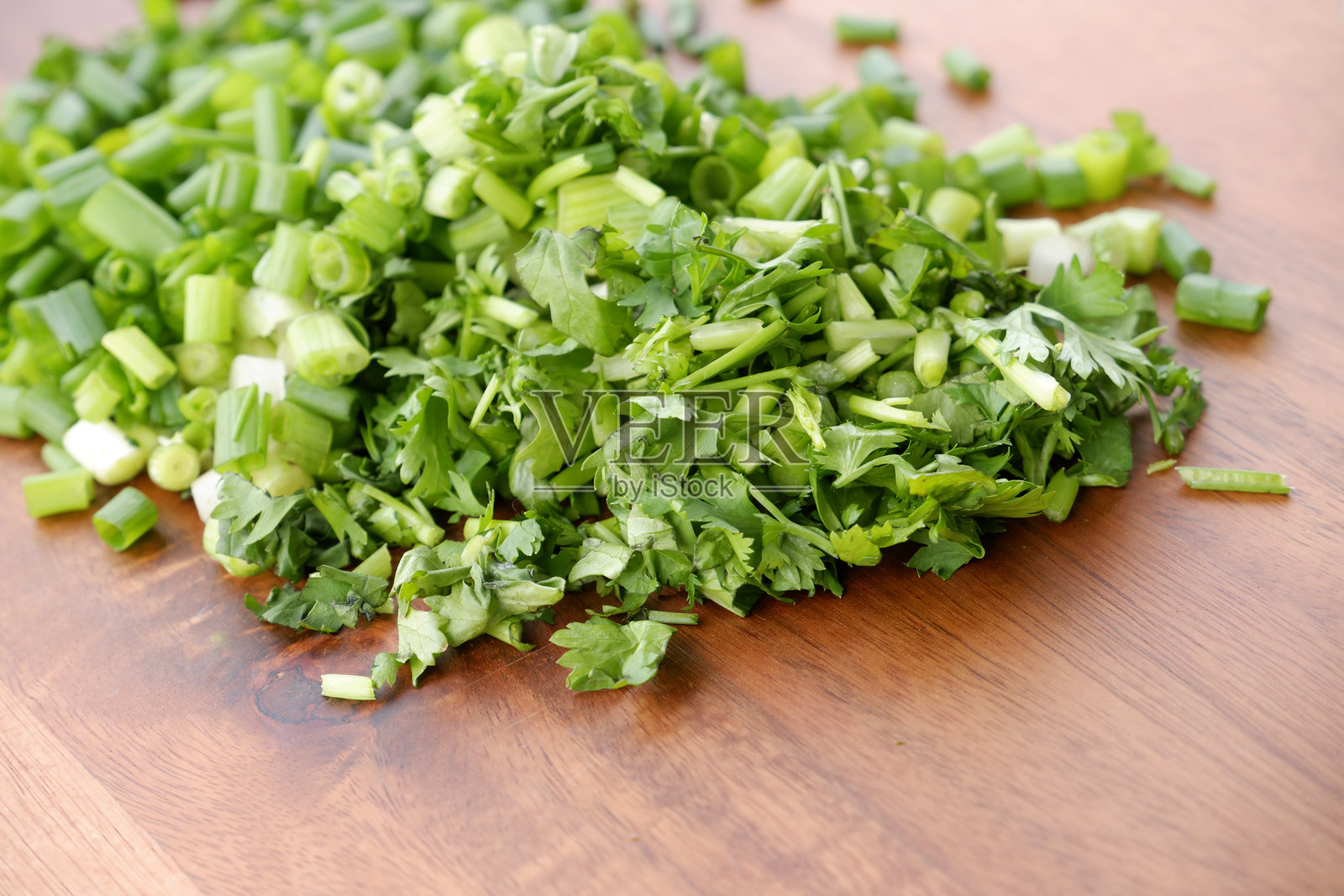 切菜板上的切碎青葱和香菜照片摄影图片