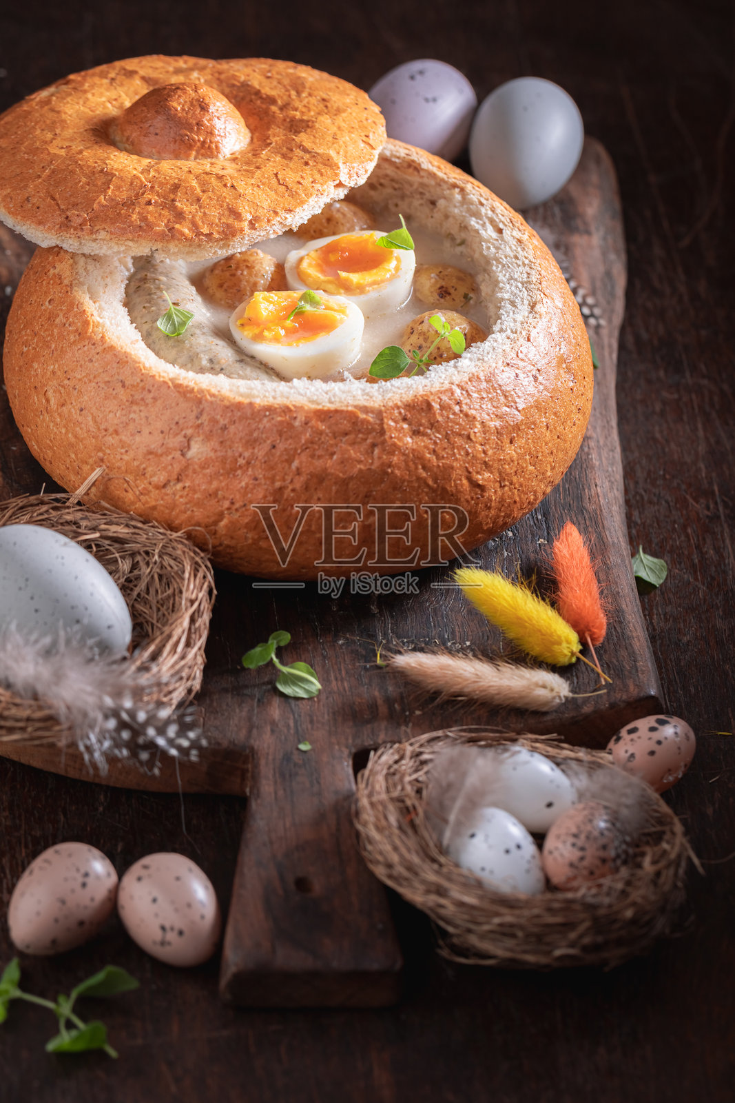 复活节的美味酸汤盛在面包中。照片摄影图片