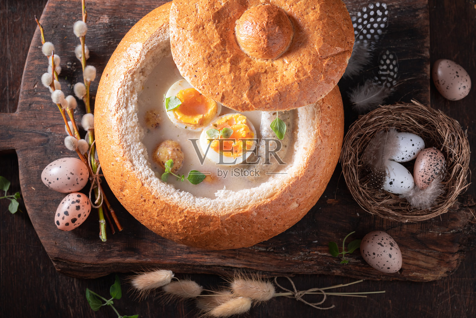 酸辣汤配鸡蛋、土豆和香肠。照片摄影图片