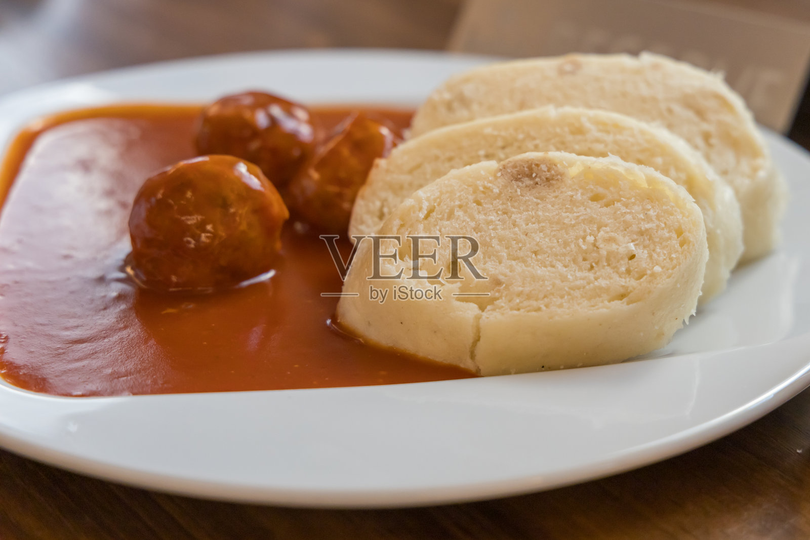 白色盘子上的食物。番茄酱和酵母饺子。照片摄影图片