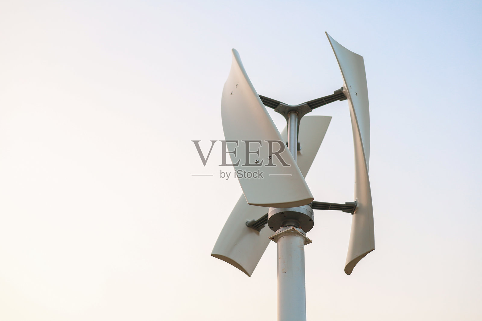小型风力涡轮机与天空背景照片摄影图片