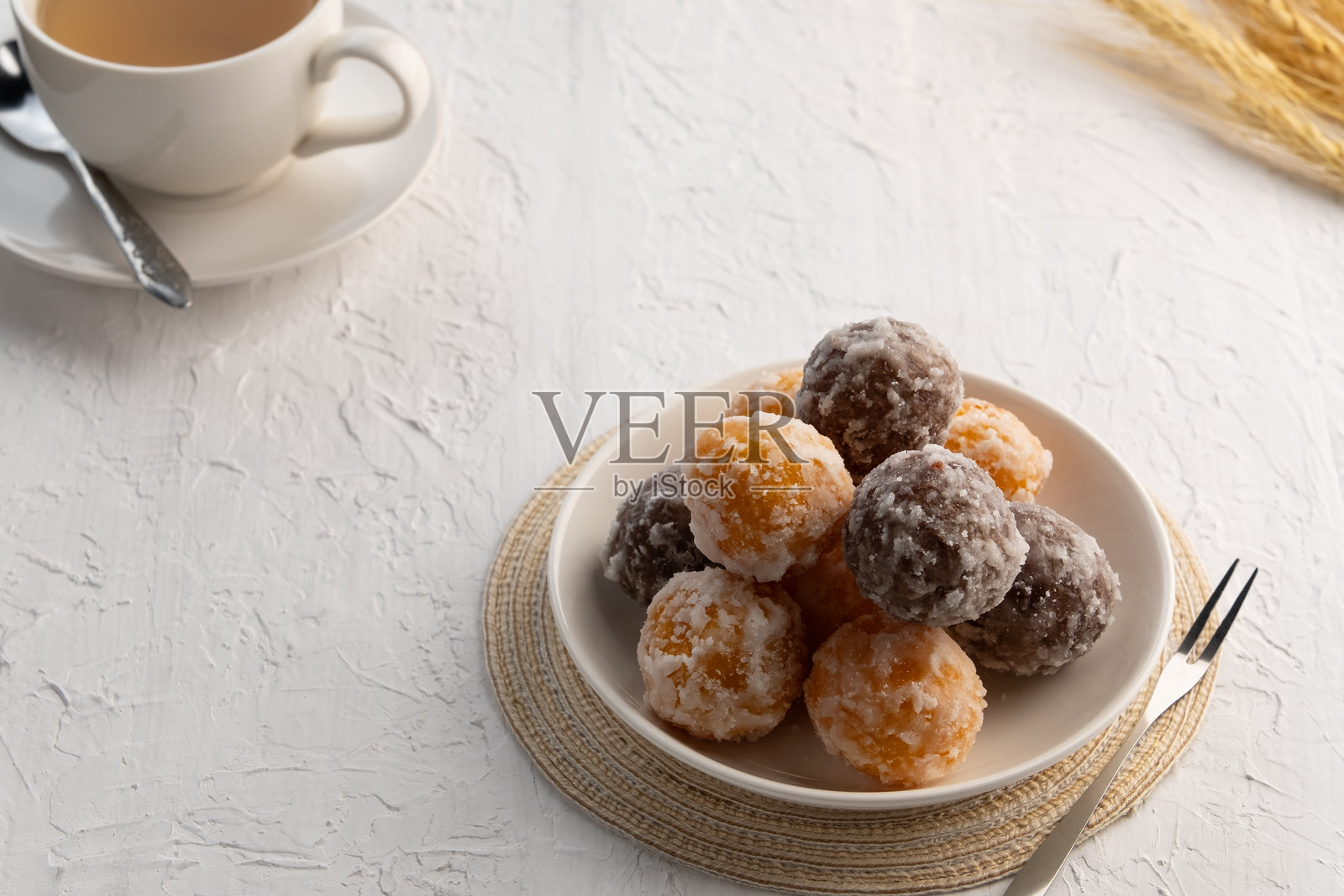 泰国甜点卡诺姆凯洪，由米粉制成，内馅为绿豆，外层裹有糖。照片摄影图片