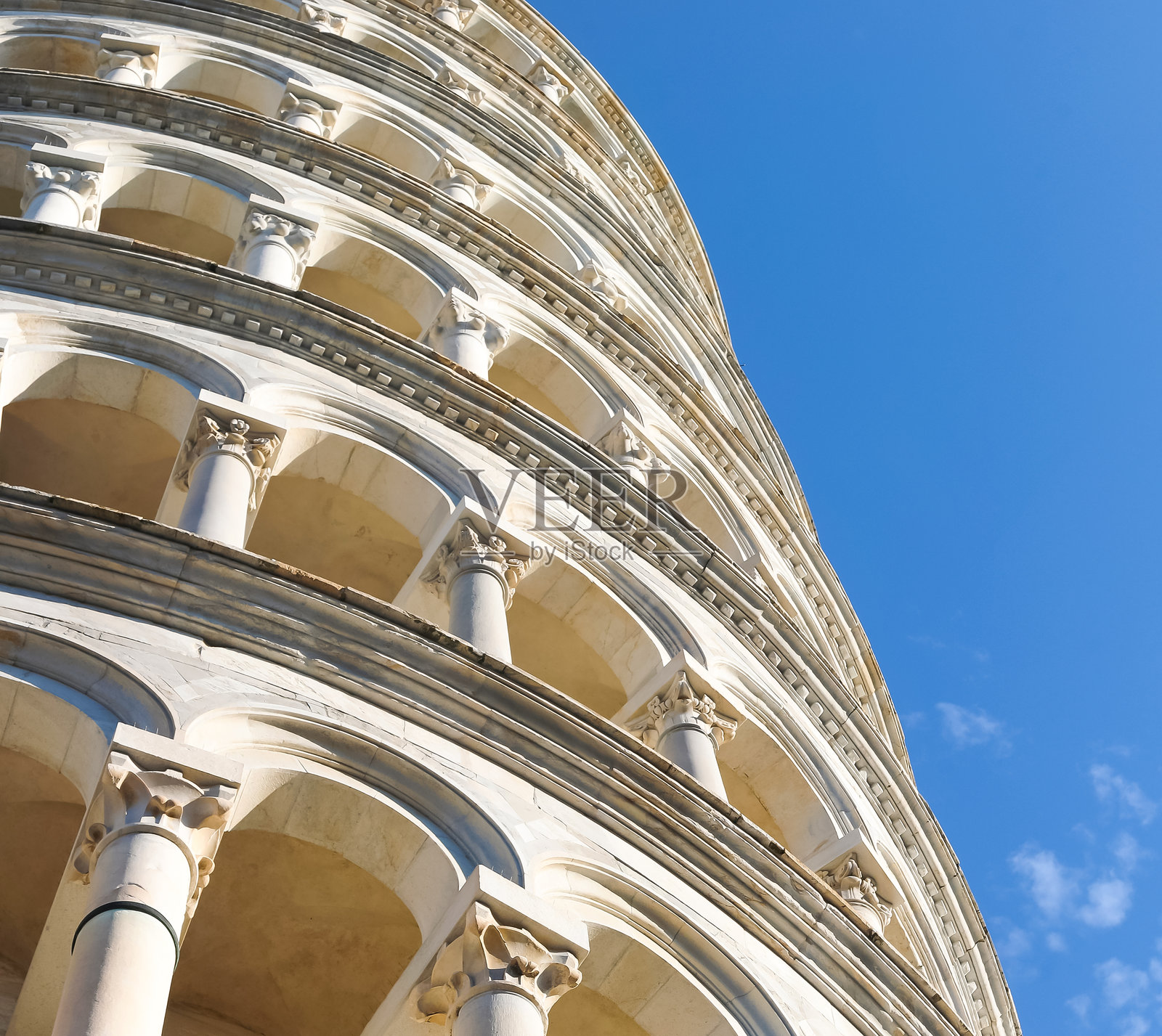 意大利比萨，2019年8月21日：著名的比萨斜塔与蓝天相映成趣照片摄影图片