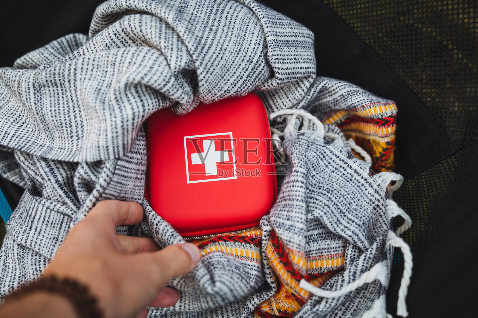 急救包安静地躺在温暖的毯子上，周围被大自然的美丽所环绕。照片摄影图片