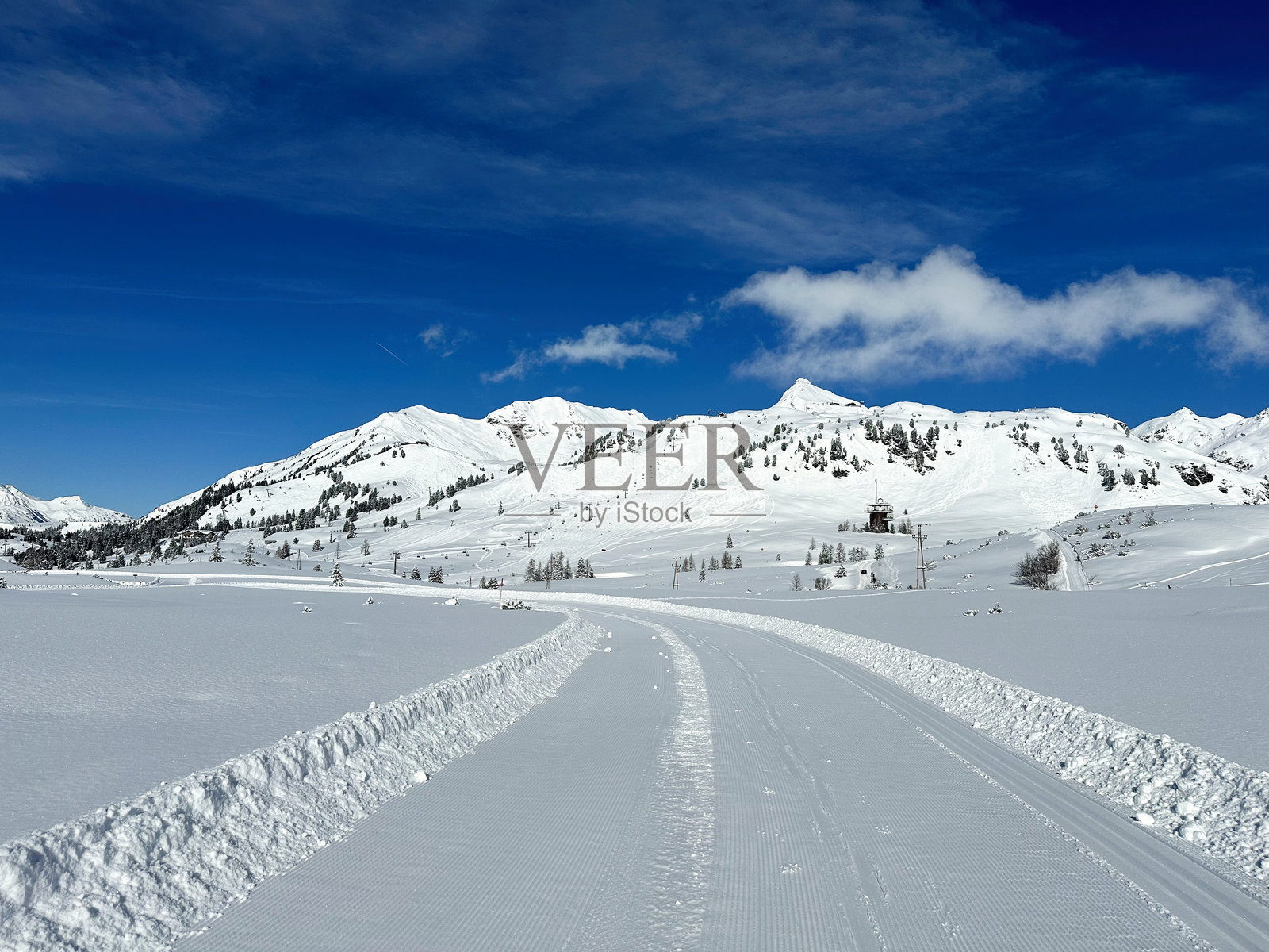 滑雪坡上的宁静早晨。照片摄影图片
