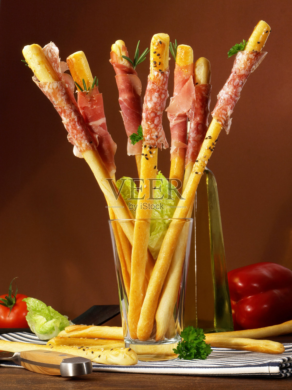 火腿配意大利面包棒开胃菜照片摄影图片