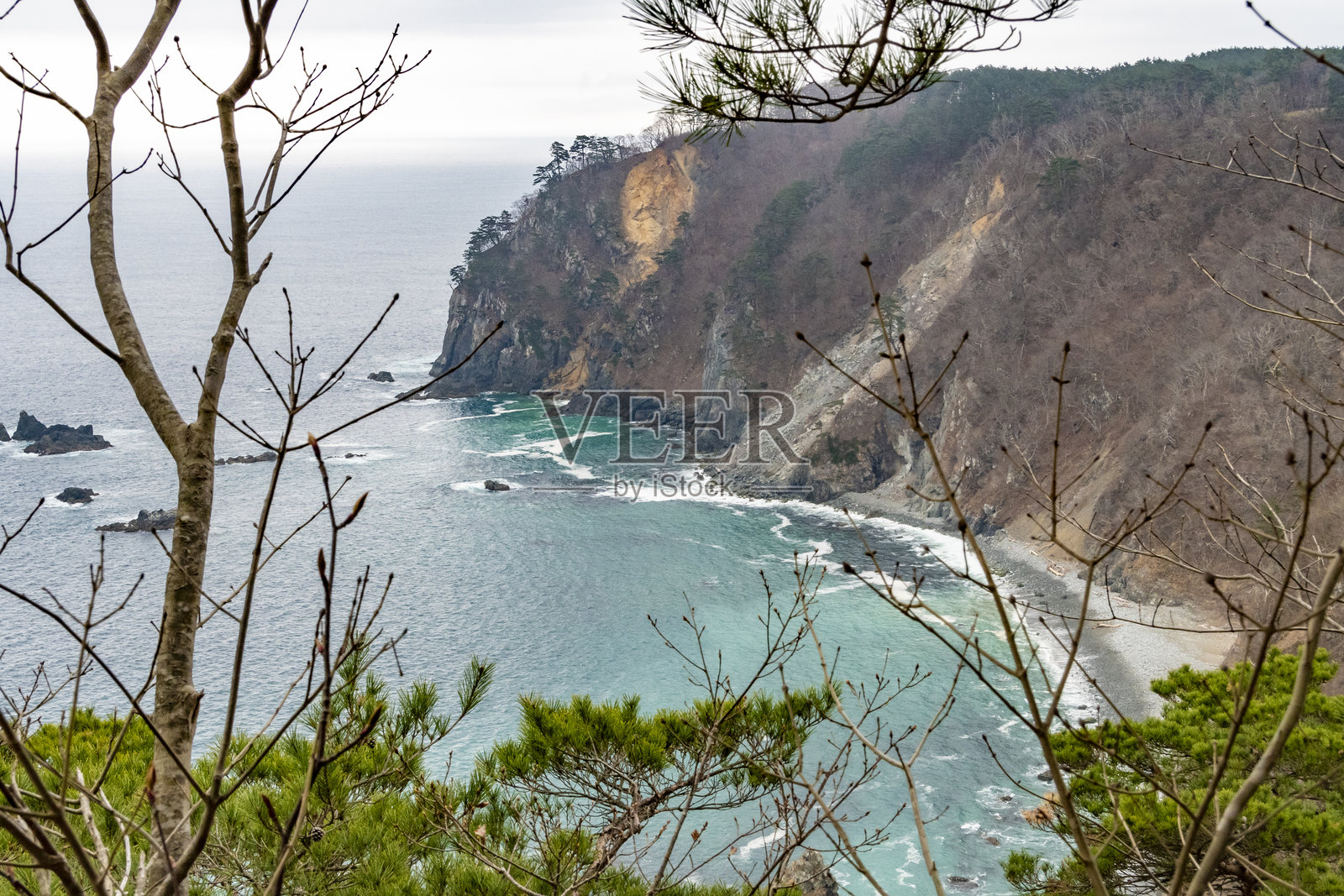 美丽的太平洋海岸线在阴天。乌诺苏悬崖的风景。日本岩手县三陆。照片摄影图片
