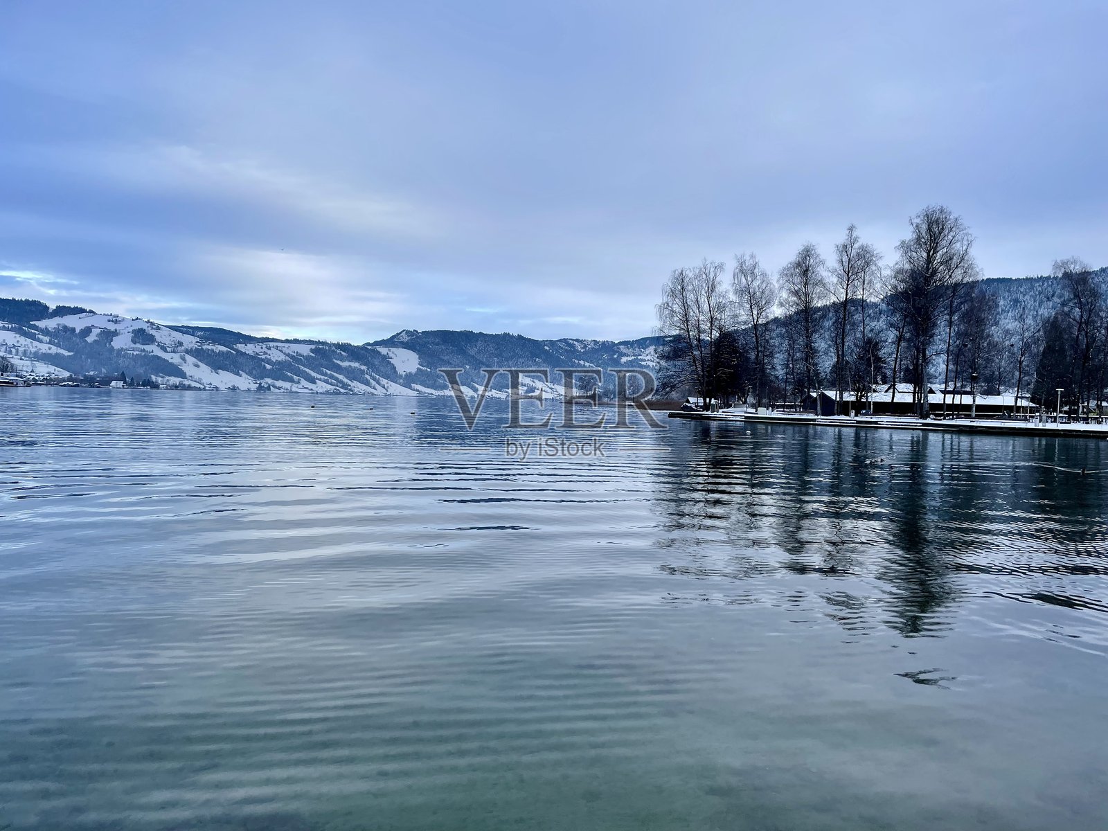 湖泊与天空的美丽景色照片摄影图片