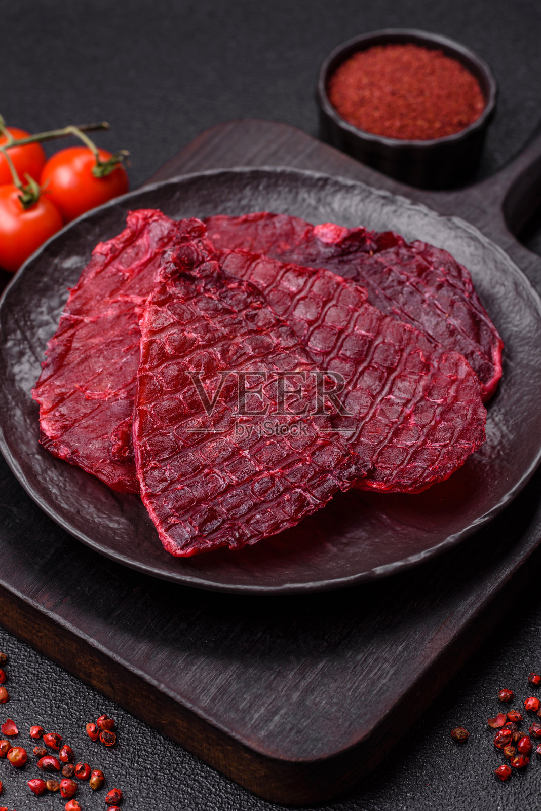 干牛肉片，牛肉干，樱桃或梅子口味，盐和香料照片摄影图片