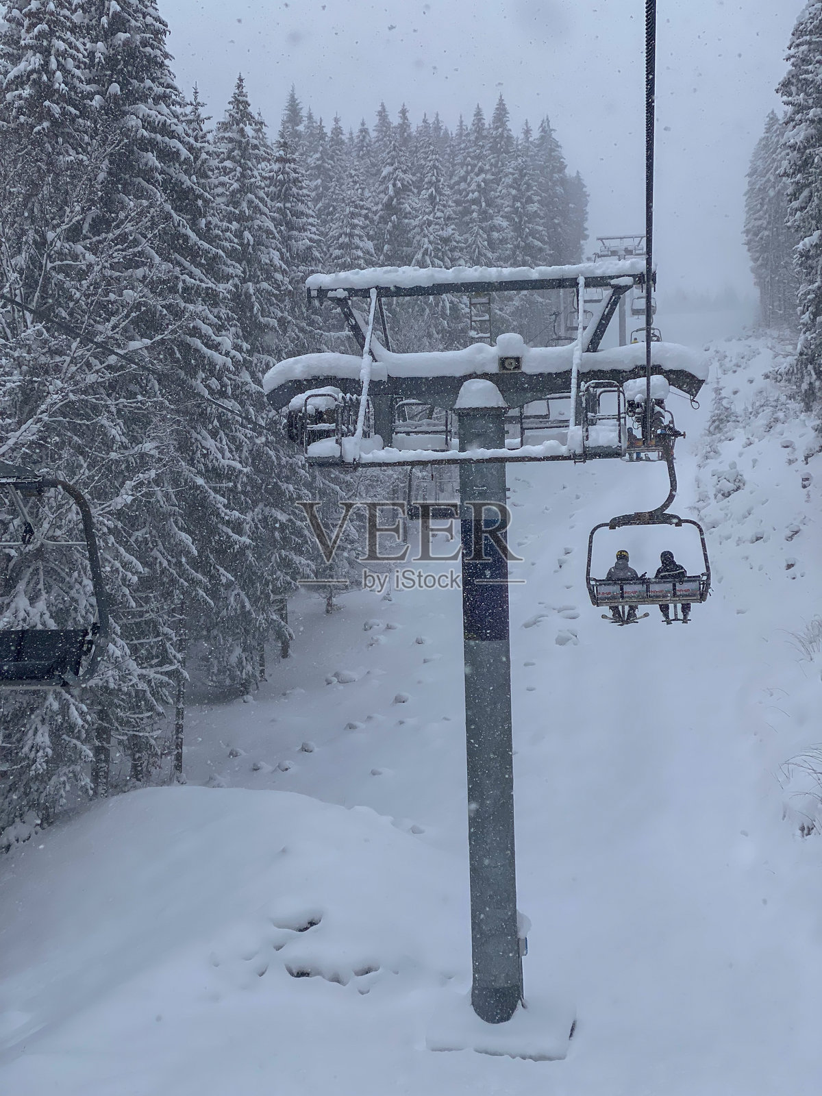 冬季森林中的雪地滑雪缆车照片摄影图片