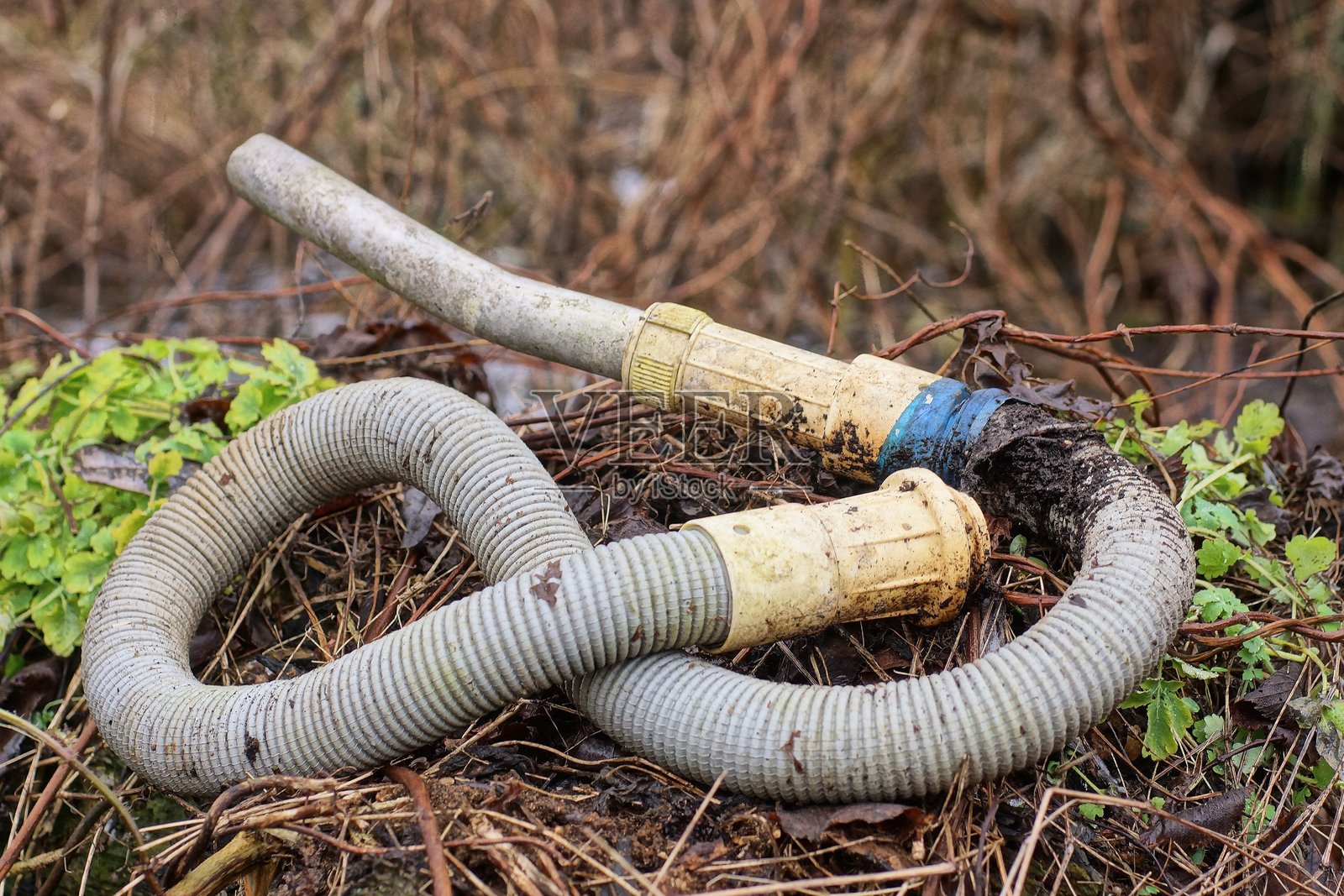 一根旧脏的灰色塑料吸尘器软管照片摄影图片