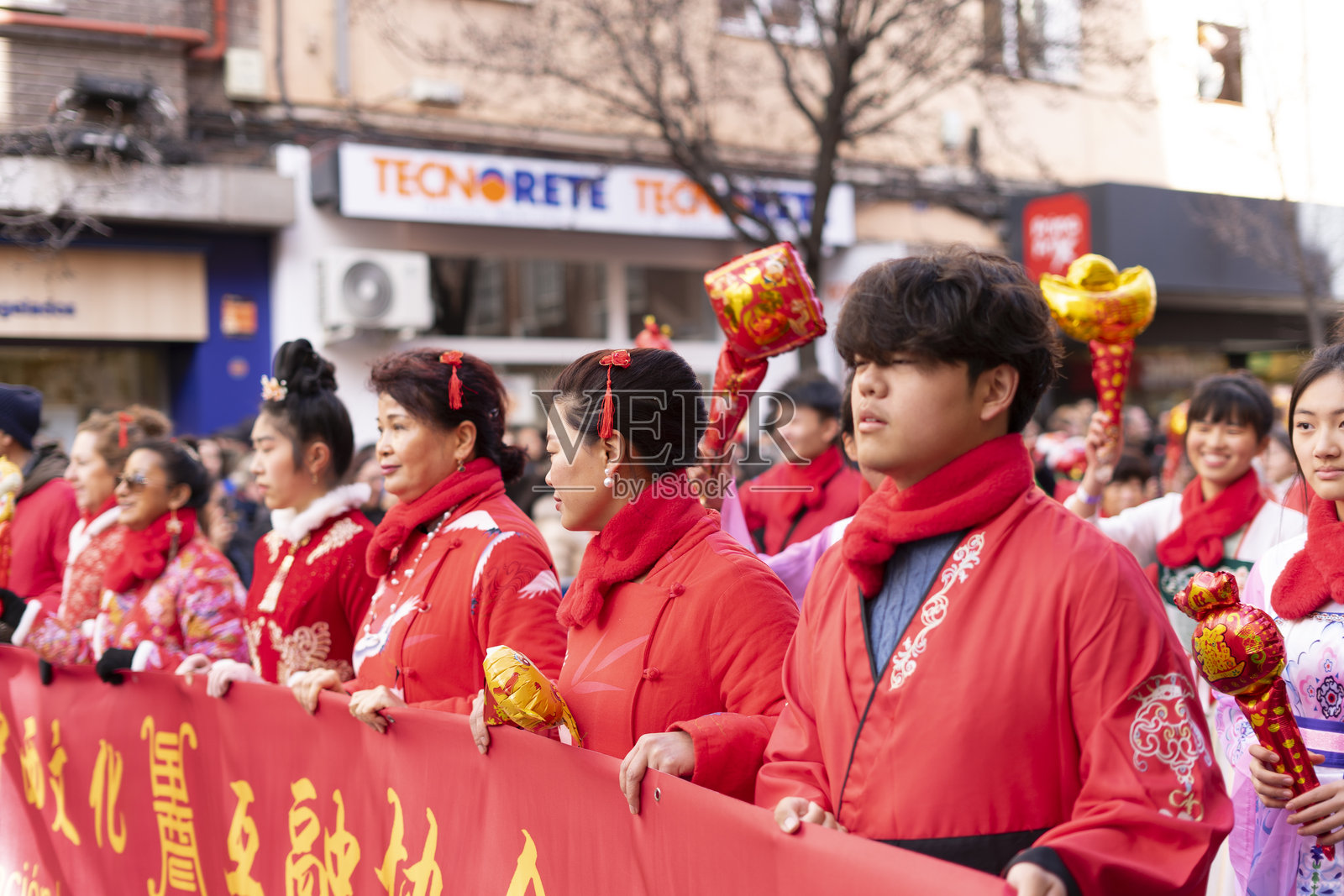 在马德里，一场充满祖传传统与现代融合的游行展现了文化的交融。照片摄影图片