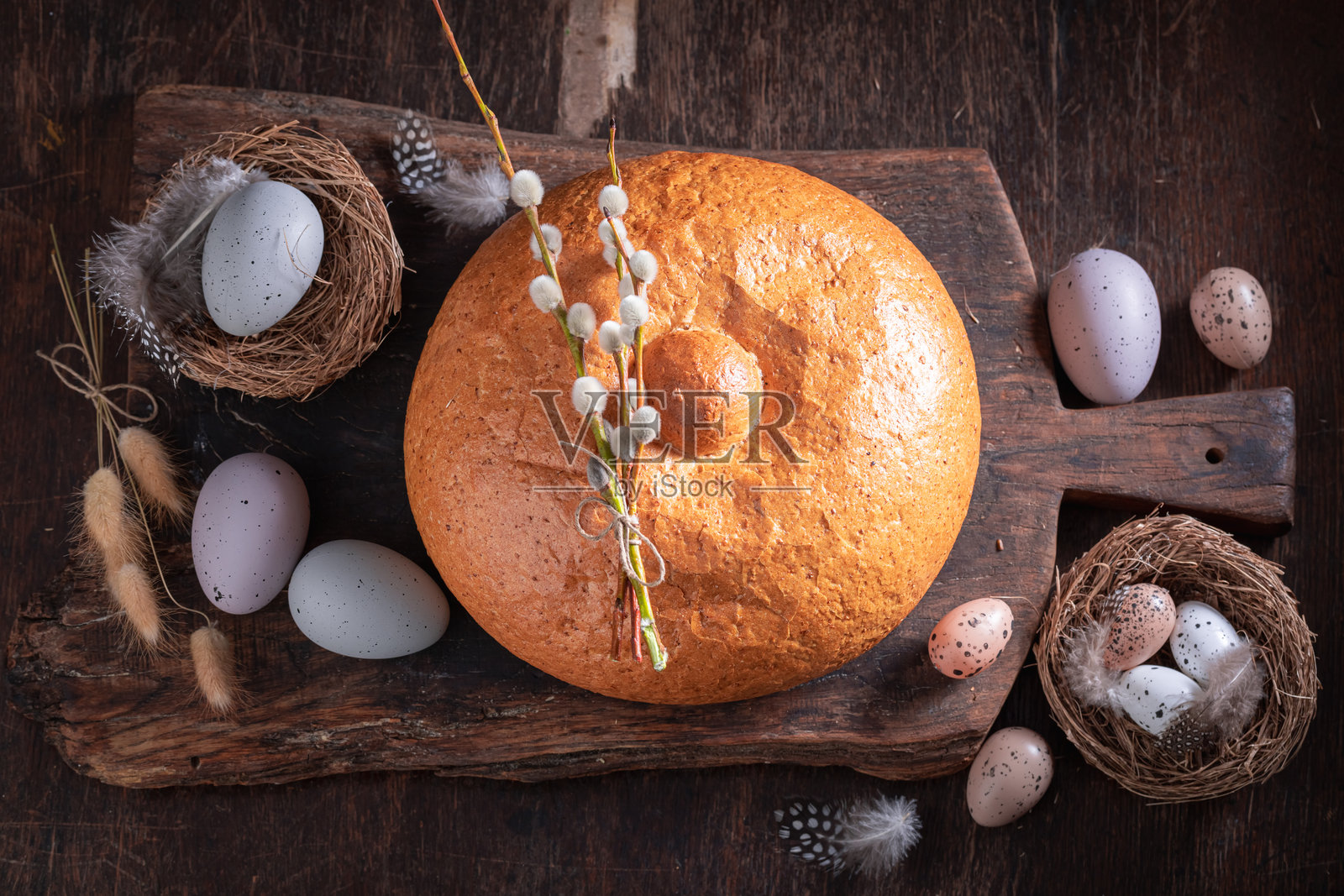 自制面包作为复活节汤的可食用碗。照片摄影图片