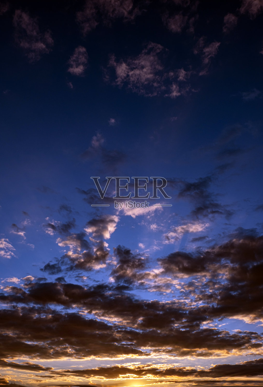 日出时的云彩。蓝天。蓬松的卷云。照片摄影图片