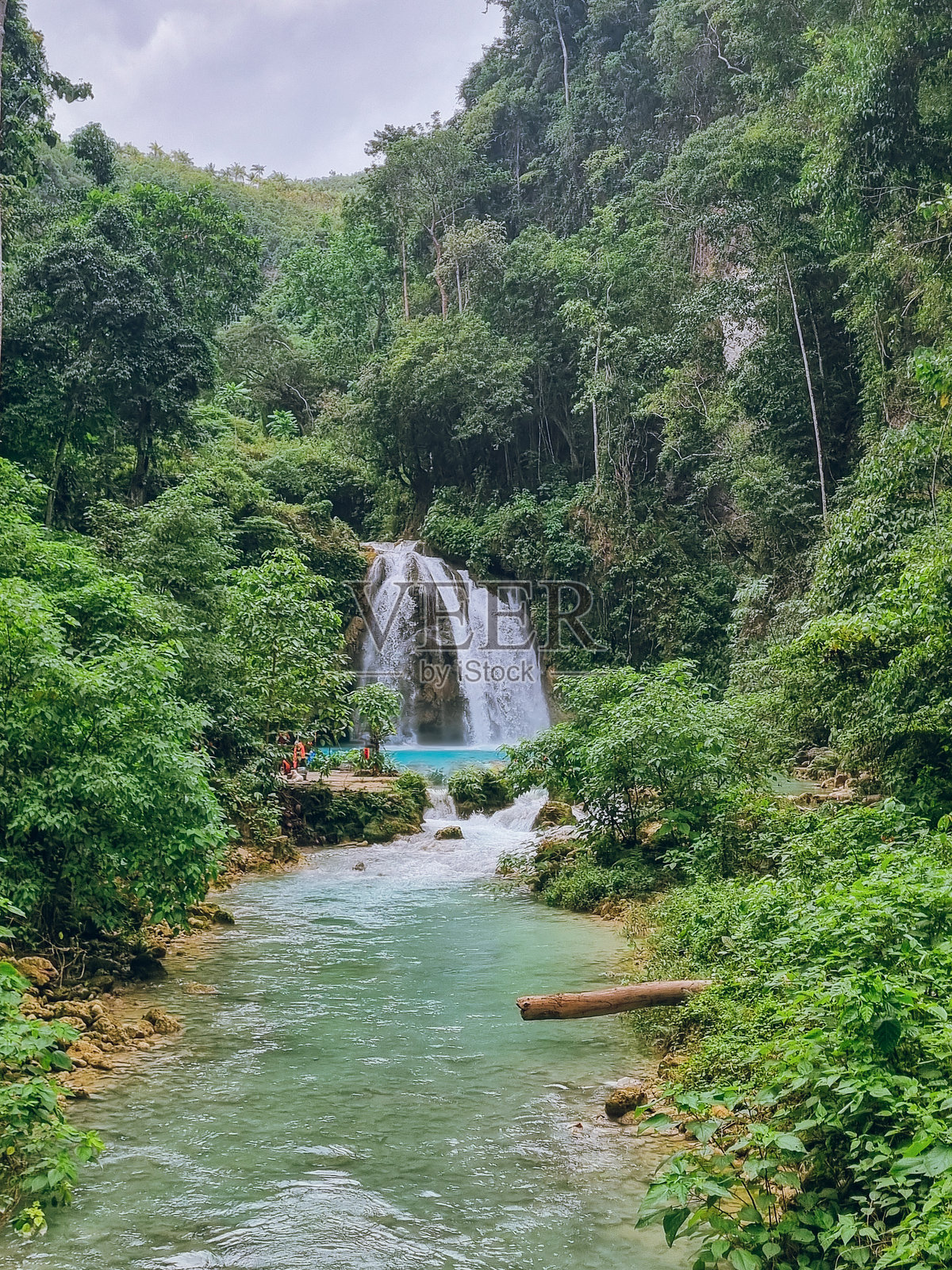 菲律宾宿务岛摩阿尔博阿尔的卡瓦山瀑布蓝色水域照片摄影图片