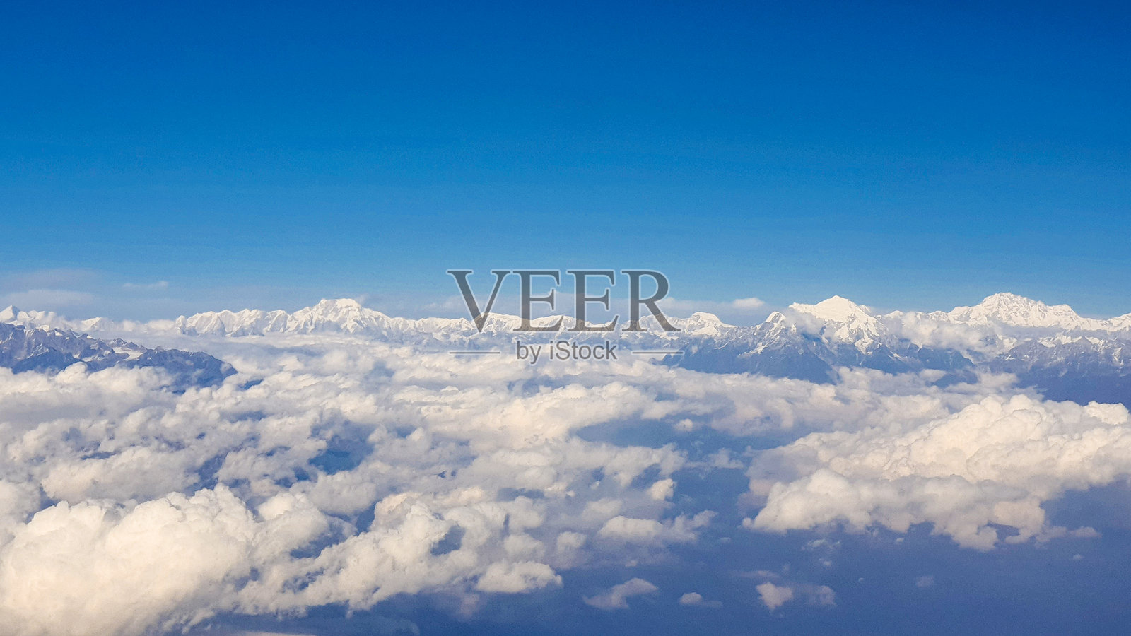 云雾缭绕的喜马拉雅山峰。照片摄影图片