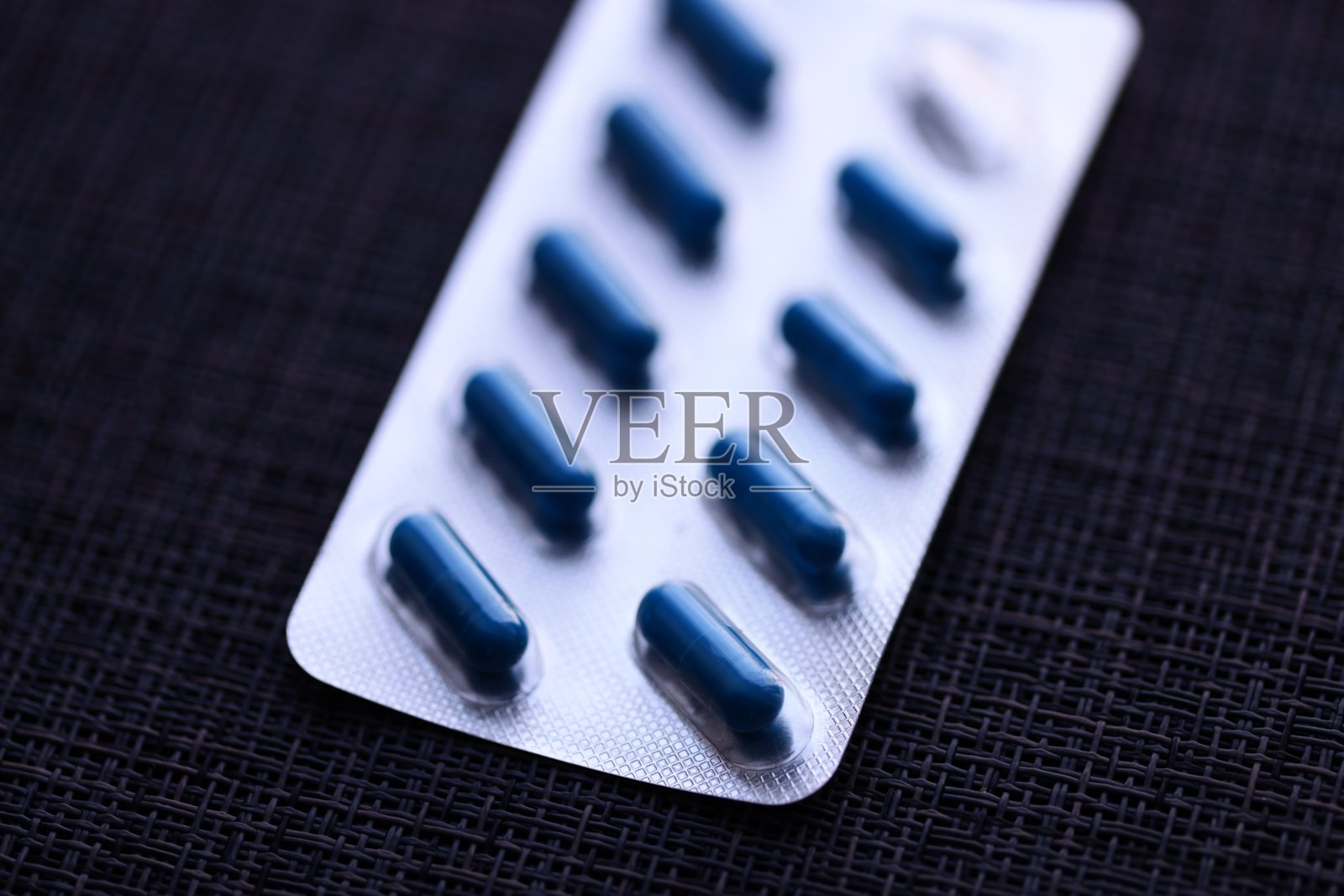 药片包装的特写视图，适合医疗或制药背景照片摄影图片