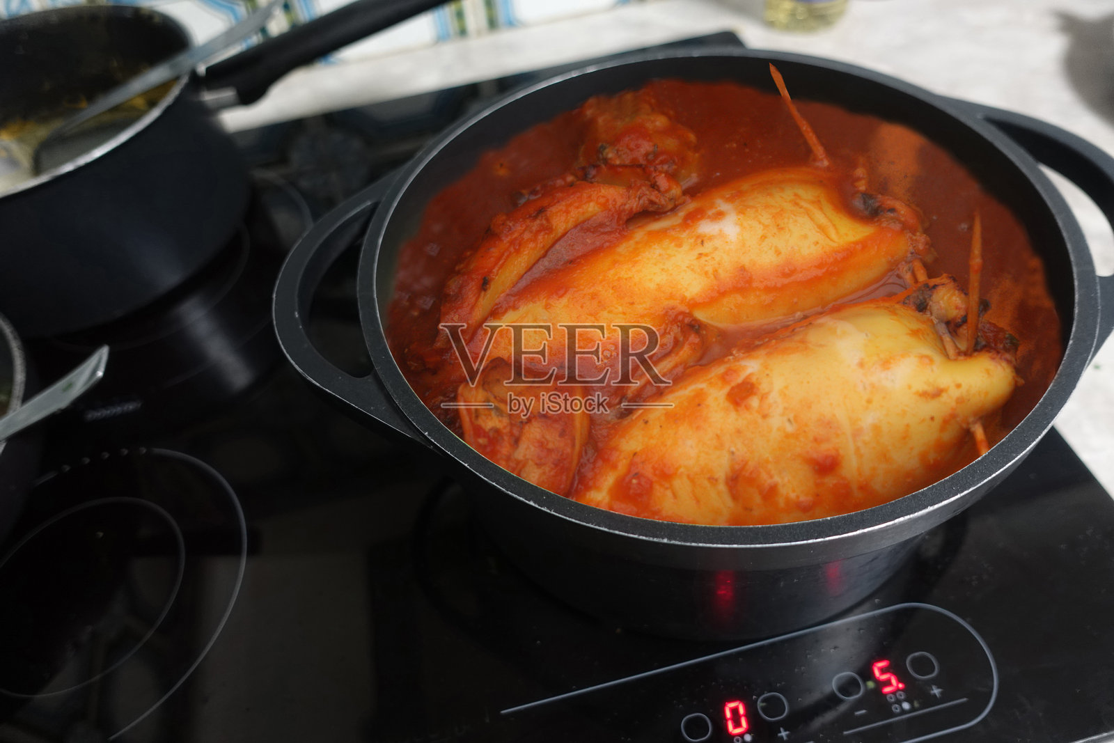 番茄酱炖煮的填馅鱿鱼 casserole 料理照片摄影图片