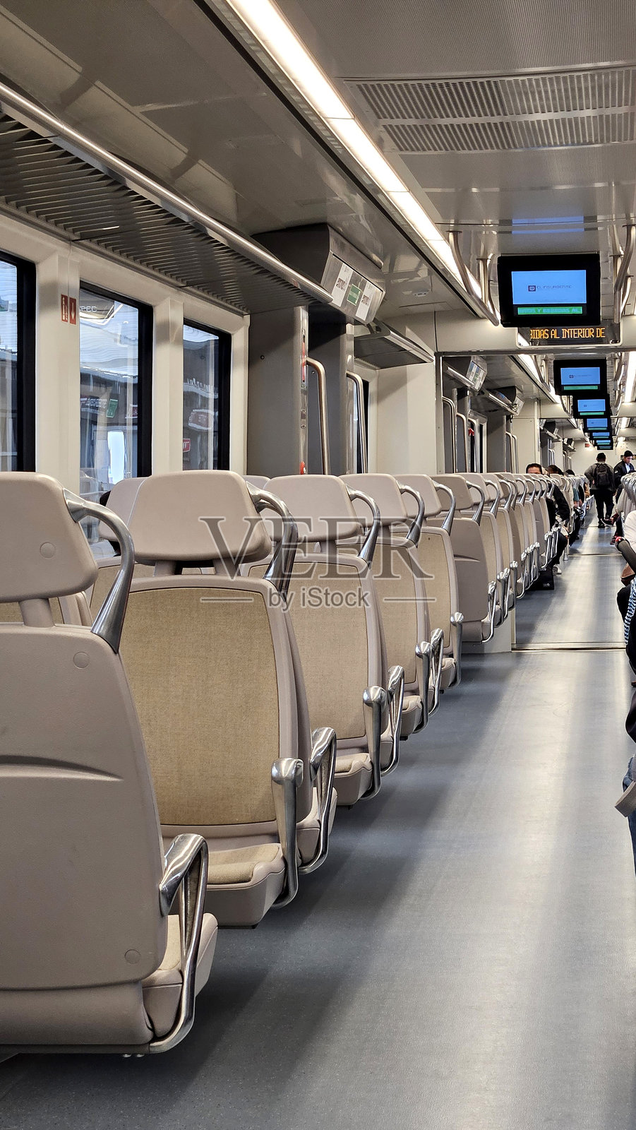 墨西哥城与托卢卡之间的电气化城际列车“El Insurgente”内部的座位和窗外景色照片摄影图片