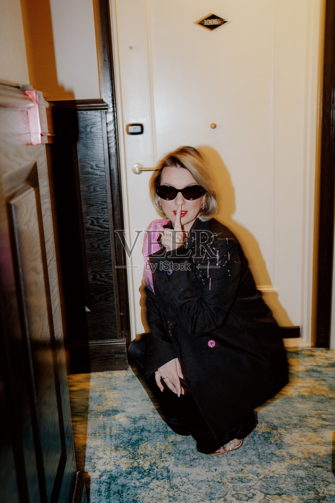 时尚前卫的时尚肖像系列，置身于时尚现代的室内环境中照片摄影图片